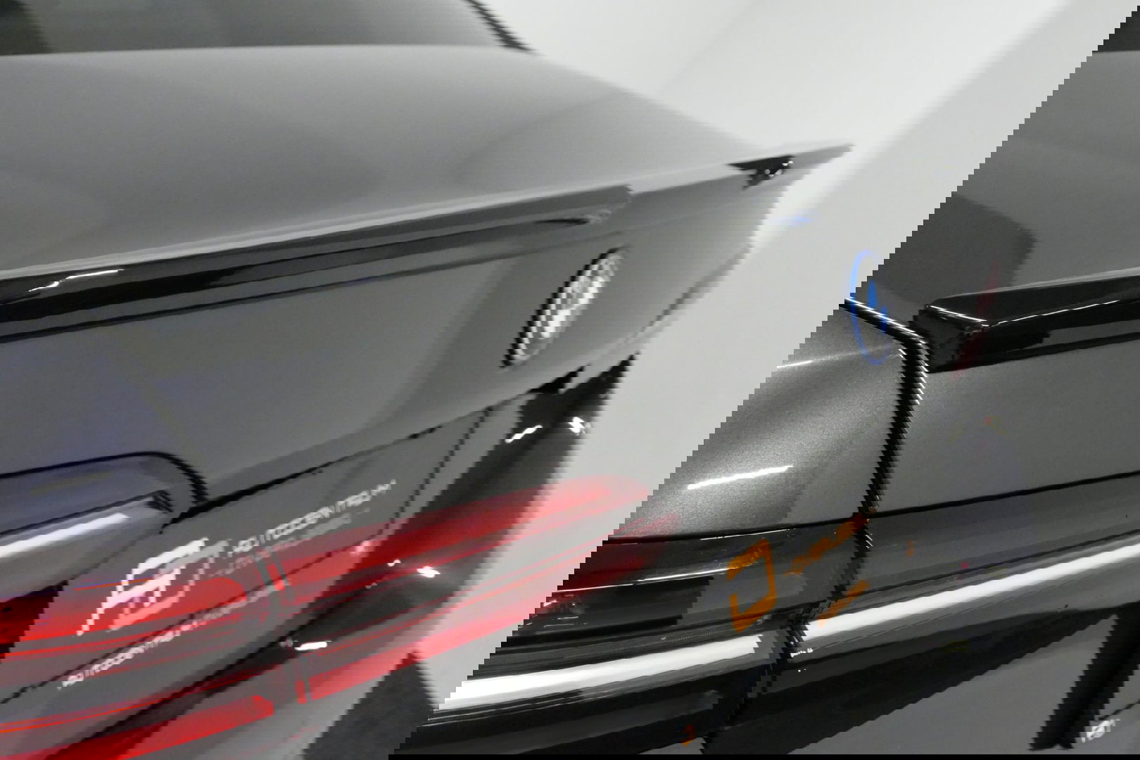 BMW 5 Serie 530e M Sport Edition / M5 Look / M Sport Bodykit / Panoramadak / Stoelkoeling & -verwarming / Iconic Glow / Harman Kardon / Elektr. verstelbare voorstoelen (links memory) / HUD / Rondomzichtcamera / Apple Carplay - Android Auto / Achterbank verwarming / D