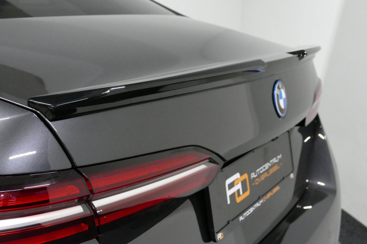 BMW 5 Serie 530e M Sport Edition / M5 Look / M Sport Bodykit / Panoramadak / Stoelkoeling & -verwarming / Iconic Glow / Harman Kardon / Elektr. verstelbare voorstoelen (links memory) / HUD / Rondomzichtcamera / Apple Carplay - Android Auto / Achterbank verwarming / D