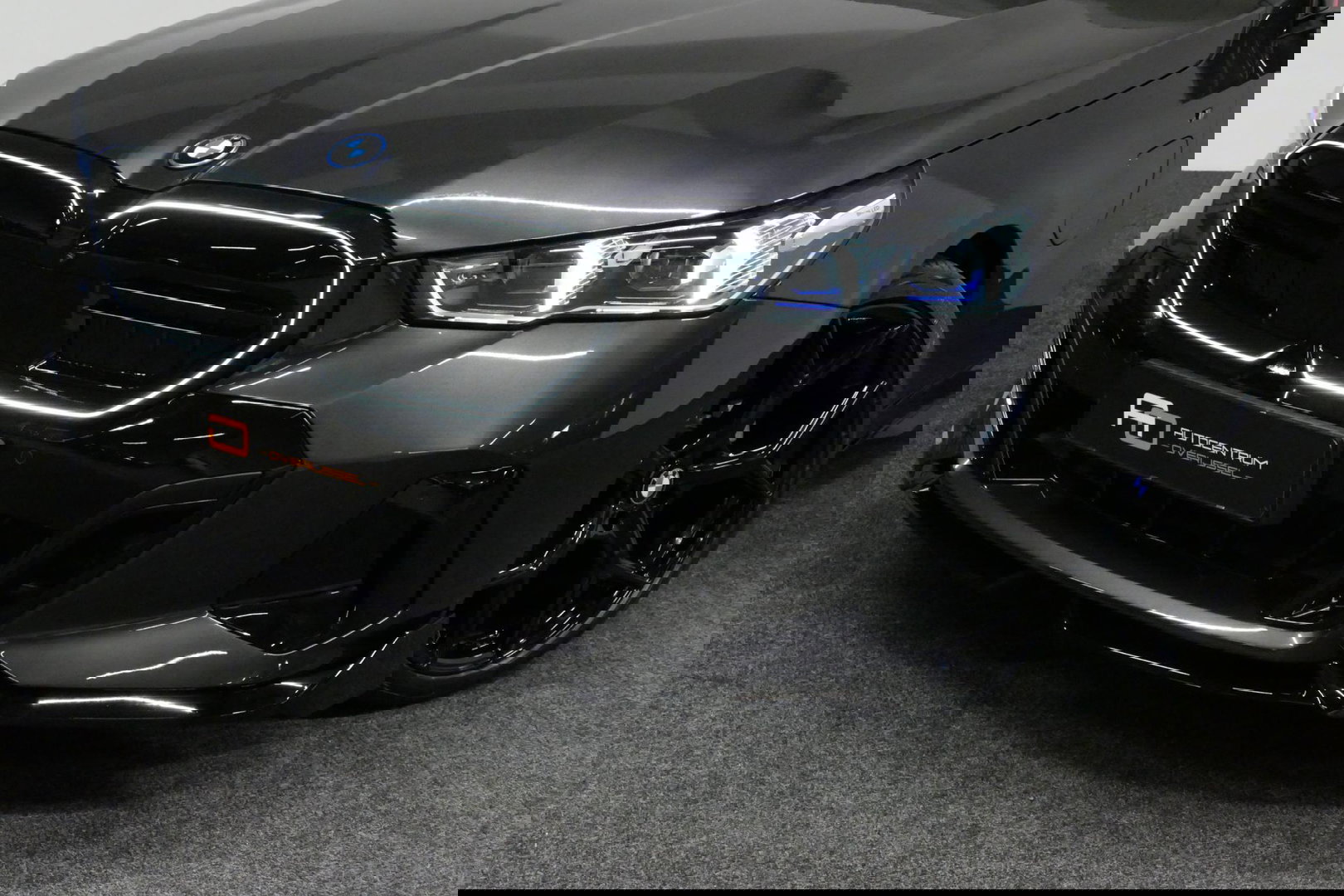 BMW 5 Serie 530e M Sport Edition / M5 Look / M Sport Bodykit / Panoramadak / Stoelkoeling & -verwarming / Iconic Glow / Harman Kardon / Elektr. verstelbare voorstoelen (links memory) / HUD / Rondomzichtcamera / Apple Carplay - Android Auto / Achterbank verwarming / D