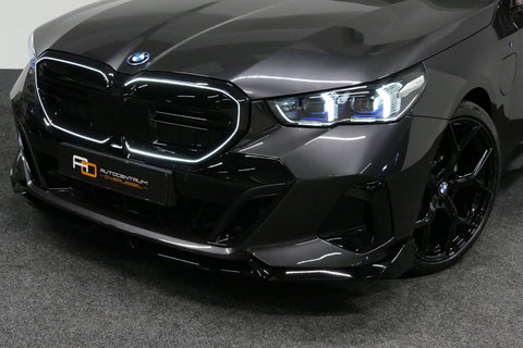 BMW 5 Serie 530e M Sport Edition / M5 Look / M Sport Bodykit / Panoramadak / Stoelkoeling & -verwarming / Iconic Glow / Harman Kardon / Elektr. verstelbare voorstoelen (links memory) / HUD / Rondomzichtcamera / Apple Carplay - Android Auto / Achterbank verwarming / D