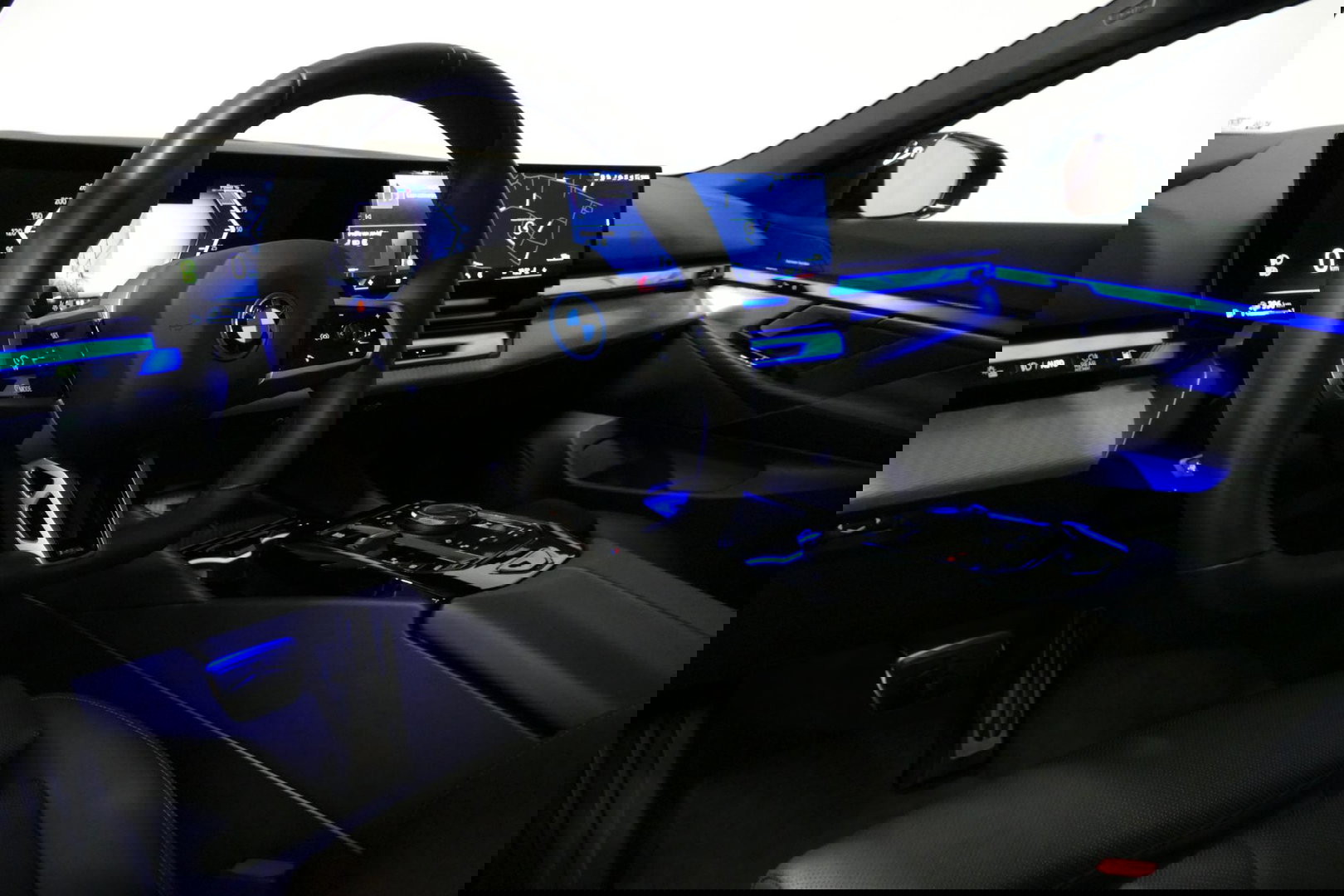 BMW 5 Serie 530e M Sport Edition / M5 Look / M Sport Bodykit / Panoramadak / Stoelkoeling & -verwarming / Iconic Glow / Harman Kardon / Elektr. verstelbare voorstoelen (links memory) / HUD / Rondomzichtcamera / Apple Carplay - Android Auto / Achterbank verwarming / D