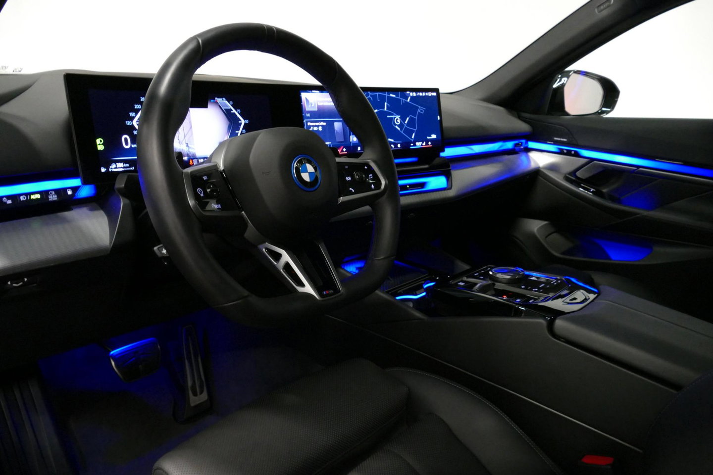 BMW 5 Serie 530e M Sport Edition / M5 Look / M Sport Bodykit / Panoramadak / Stoelkoeling & -verwarming / Iconic Glow / Harman Kardon / Elektr. verstelbare voorstoelen (links memory) / HUD / Rondomzichtcamera / Apple Carplay - Android Auto / Achterbank verwarming / D