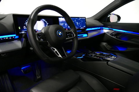 BMW 5 Serie 530e M Sport Edition / M5 Look / M Sport Bodykit / Panoramadak / Stoelkoeling & -verwarming / Iconic Glow / Harman Kardon / Elektr. verstelbare voorstoelen (links memory) / HUD / Rondomzichtcamera / Apple Carplay - Android Auto / Achterbank verwarming / D