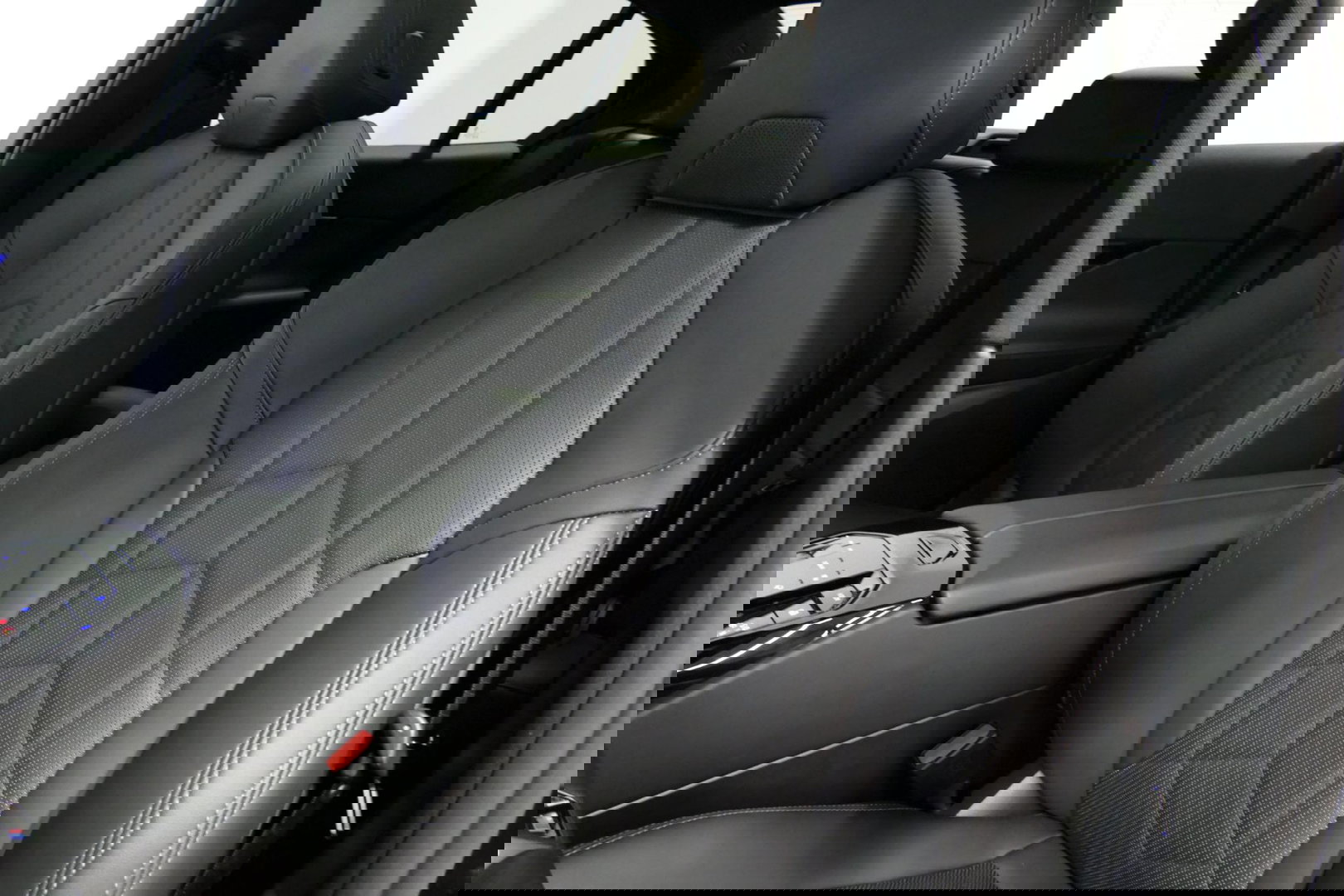 BMW 5 Serie 530e M Sport Edition / M5 Look / M Sport Bodykit / Panoramadak / Stoelkoeling & -verwarming / Iconic Glow / Harman Kardon / Elektr. verstelbare voorstoelen (links memory) / HUD / Rondomzichtcamera / Apple Carplay - Android Auto / Achterbank verwarming / D