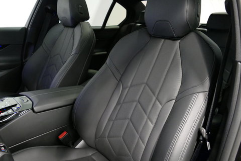 BMW 5 Serie 530e M Sport Edition / M5 Look / M Sport Bodykit / Panoramadak / Stoelkoeling & -verwarming / Iconic Glow / Harman Kardon / Elektr. verstelbare voorstoelen (links memory) / HUD / Rondomzichtcamera / Apple Carplay - Android Auto / Achterbank verwarming / D