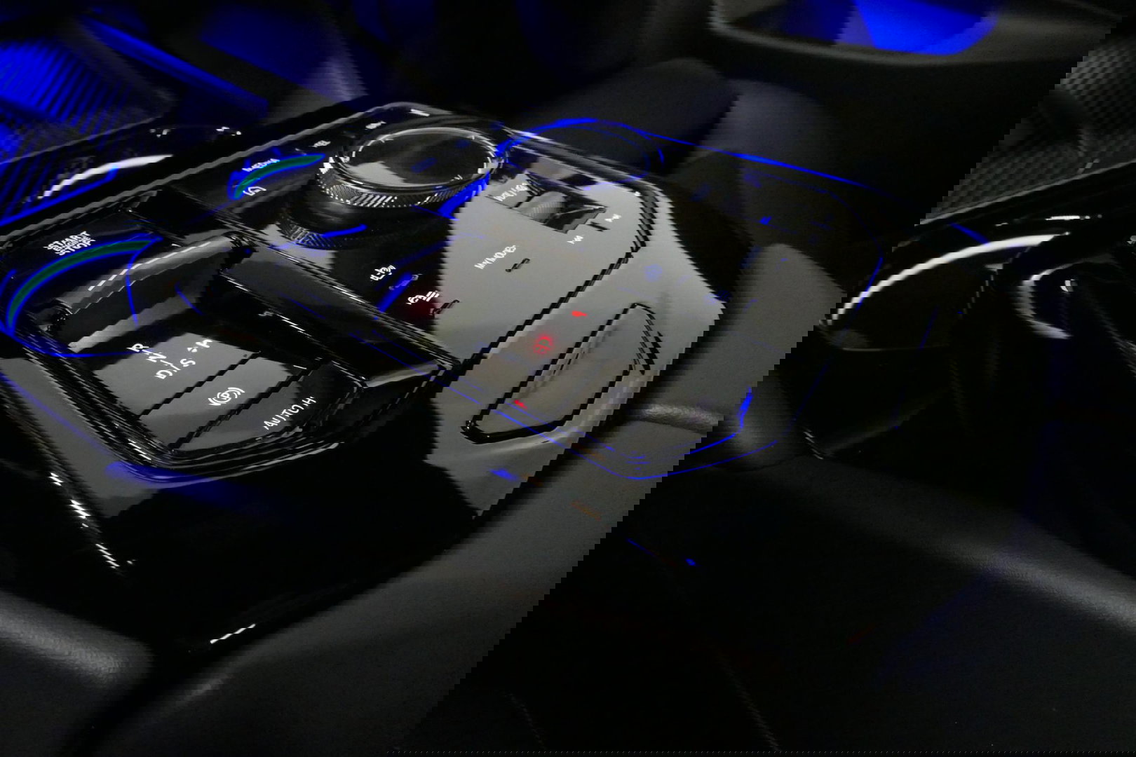 BMW 5 Serie 530e M Sport Edition / M5 Look / M Sport Bodykit / Panoramadak / Stoelkoeling & -verwarming / Iconic Glow / Harman Kardon / Elektr. verstelbare voorstoelen (links memory) / HUD / Rondomzichtcamera / Apple Carplay - Android Auto / Achterbank verwarming / D