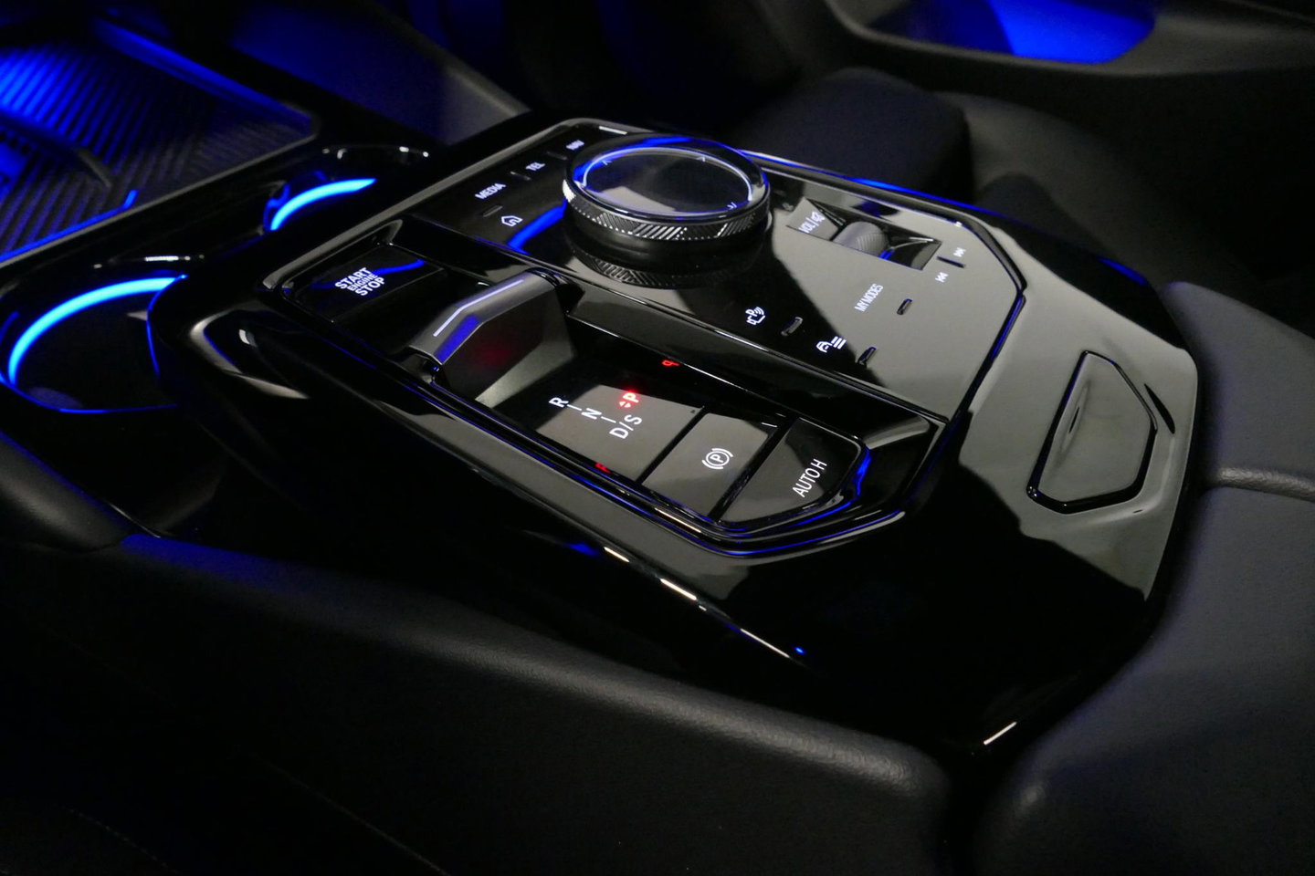 BMW 5 Serie 530e M Sport Edition / M5 Look / M Sport Bodykit / Panoramadak / Stoelkoeling & -verwarming / Iconic Glow / Harman Kardon / Elektr. verstelbare voorstoelen (links memory) / HUD / Rondomzichtcamera / Apple Carplay - Android Auto / Achterbank verwarming / D