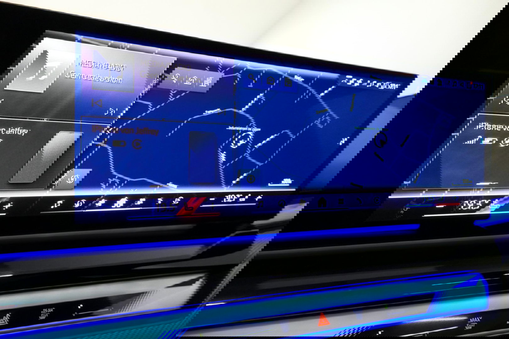 BMW 5 Serie 530e M Sport Edition / M5 Look / M Sport Bodykit / Panoramadak / Stoelkoeling & -verwarming / Iconic Glow / Harman Kardon / Elektr. verstelbare voorstoelen (links memory) / HUD / Rondomzichtcamera / Apple Carplay - Android Auto / Achterbank verwarming / D