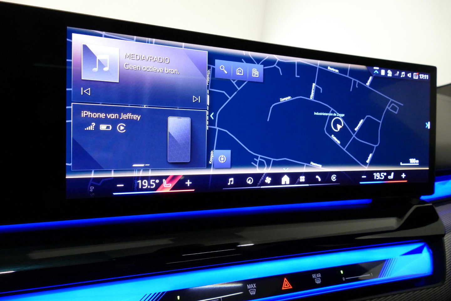 BMW 5 Serie 530e M Sport Edition / M5 Look / M Sport Bodykit / Panoramadak / Stoelkoeling & -verwarming / Iconic Glow / Harman Kardon / Elektr. verstelbare voorstoelen (links memory) / HUD / Rondomzichtcamera / Apple Carplay - Android Auto / Achterbank verwarming / D