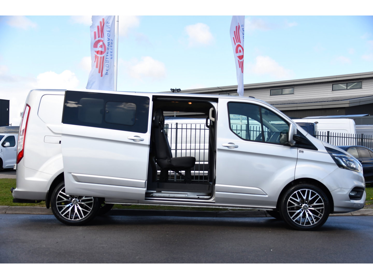 Ford Transit Custom 300 2.0 TDCI L2H1 Limited DC Adaptieve Cruise, Camera, Xenon, Leder, 170pk, Stoelverwarming, Multimedia, 2 x Schuifdeur, Uniek!
