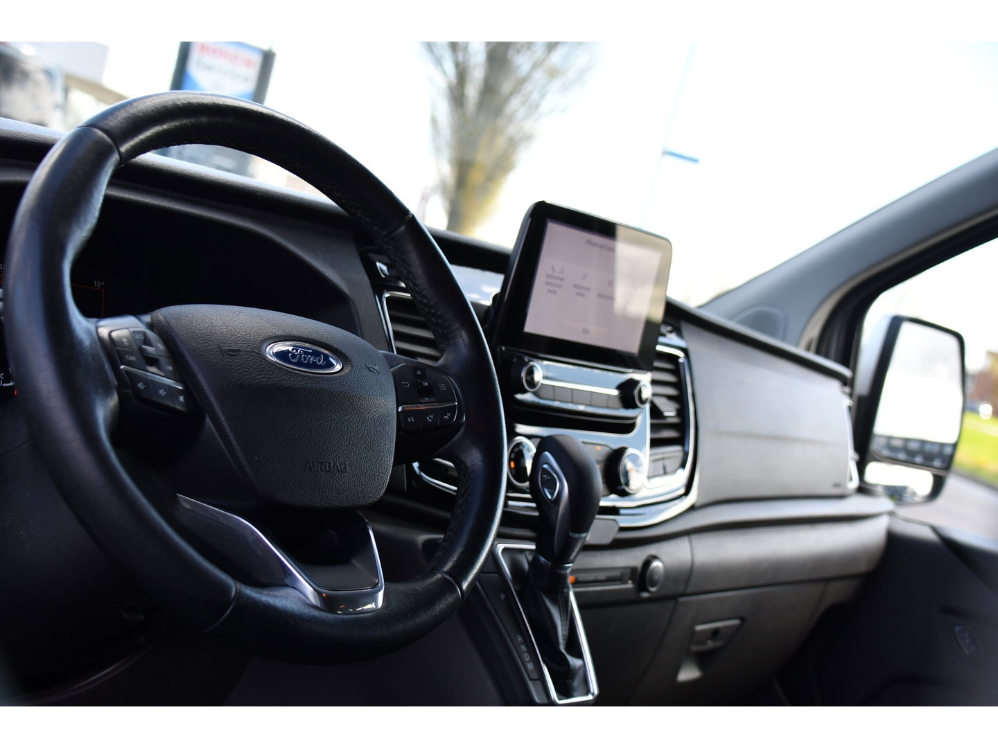 Ford Transit Custom 300 2.0 TDCI L2H1 Limited DC Adaptieve Cruise, Camera, Xenon, Leder, 170pk, Stoelverwarming, Multimedia, 2 x Schuifdeur, Uniek!