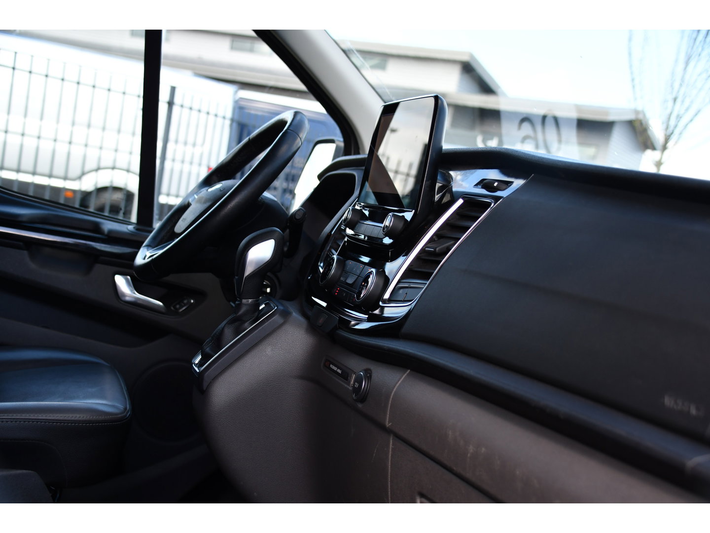 Ford Transit Custom 300 2.0 TDCI L2H1 Limited DC Adaptieve Cruise, Camera, Xenon, Leder, 170pk, Stoelverwarming, Multimedia, 2 x Schuifdeur, Uniek!