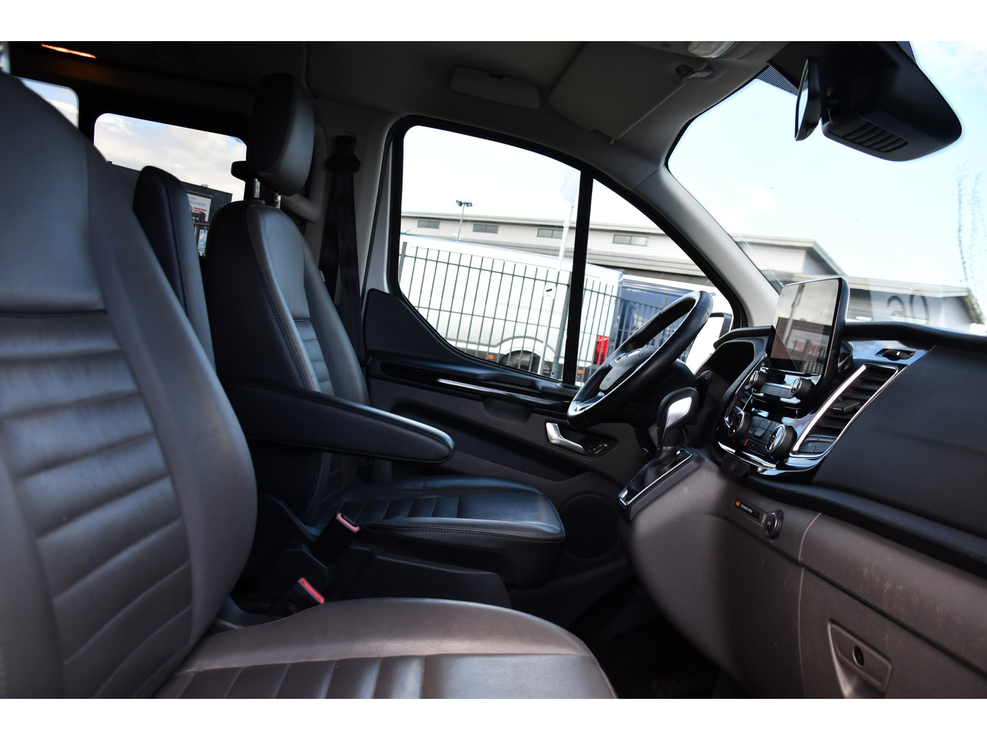 Ford Transit Custom 300 2.0 TDCI L2H1 Limited DC Adaptieve Cruise, Camera, Xenon, Leder, 170pk, Stoelverwarming, Multimedia, 2 x Schuifdeur, Uniek!