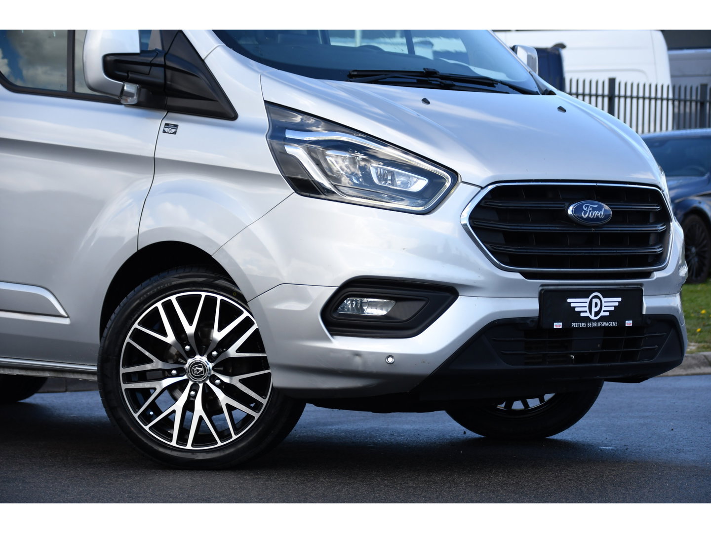 Ford Transit Custom 300 2.0 TDCI L2H1 Limited DC Adaptieve Cruise, Camera, Xenon, Leder, 170pk, Stoelverwarming, Multimedia, 2 x Schuifdeur, Uniek!