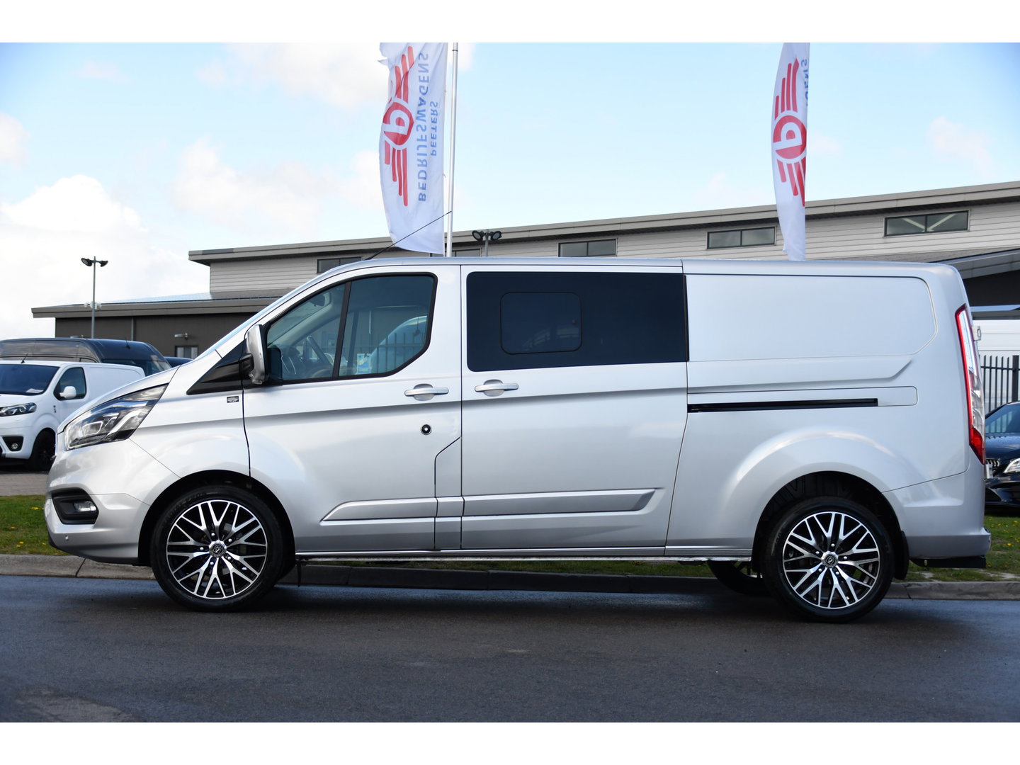 Ford Transit Custom 300 2.0 TDCI L2H1 Limited DC Adaptieve Cruise, Camera, Xenon, Leder, 170pk, Stoelverwarming, Multimedia, 2 x Schuifdeur, Uniek!