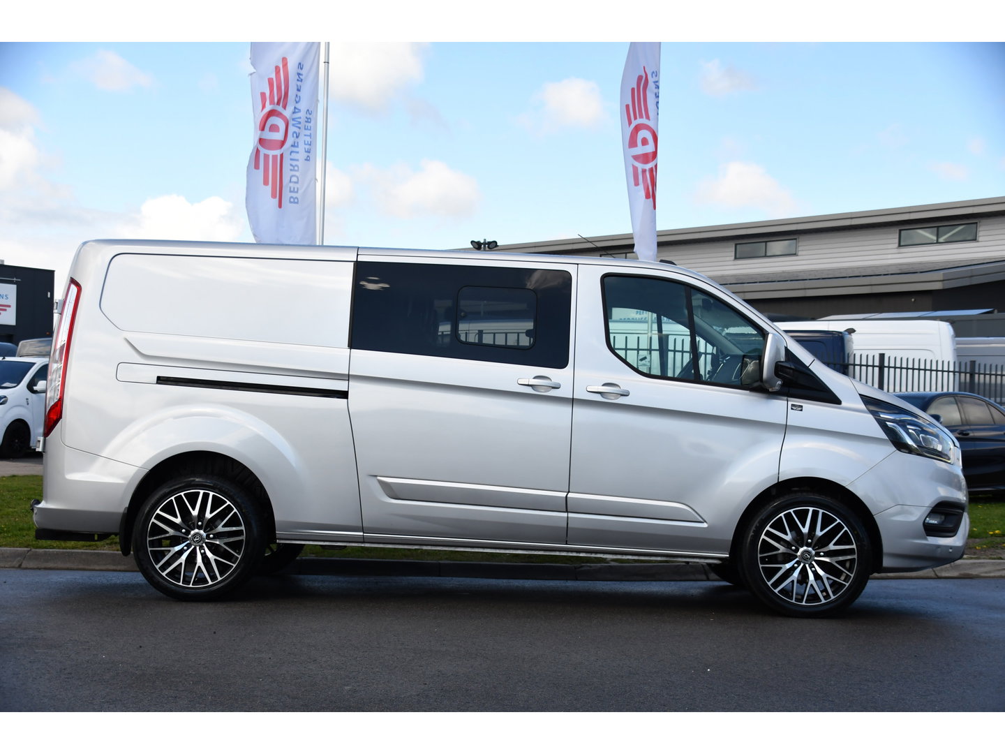 Ford Transit Custom 300 2.0 TDCI L2H1 Limited DC Adaptieve Cruise, Camera, Xenon, Leder, 170pk, Stoelverwarming, Multimedia, 2 x Schuifdeur, Uniek!