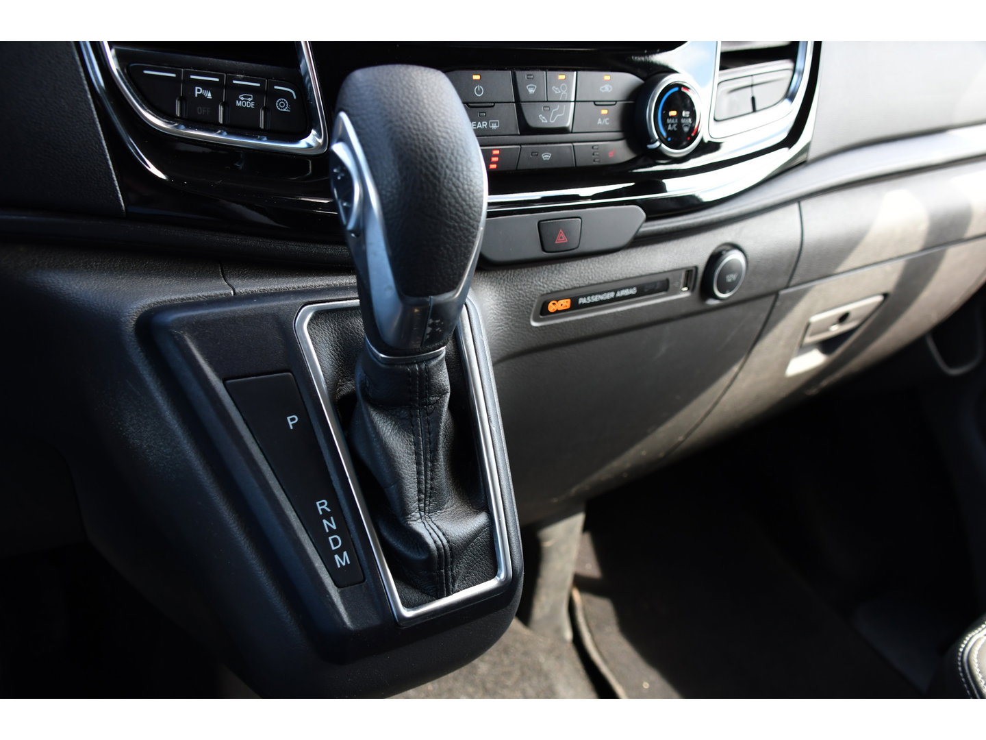 Ford Transit Custom 300 2.0 TDCI L2H1 Limited DC Adaptieve Cruise, Camera, Xenon, Leder, 170pk, Stoelverwarming, Multimedia, 2 x Schuifdeur, Uniek!