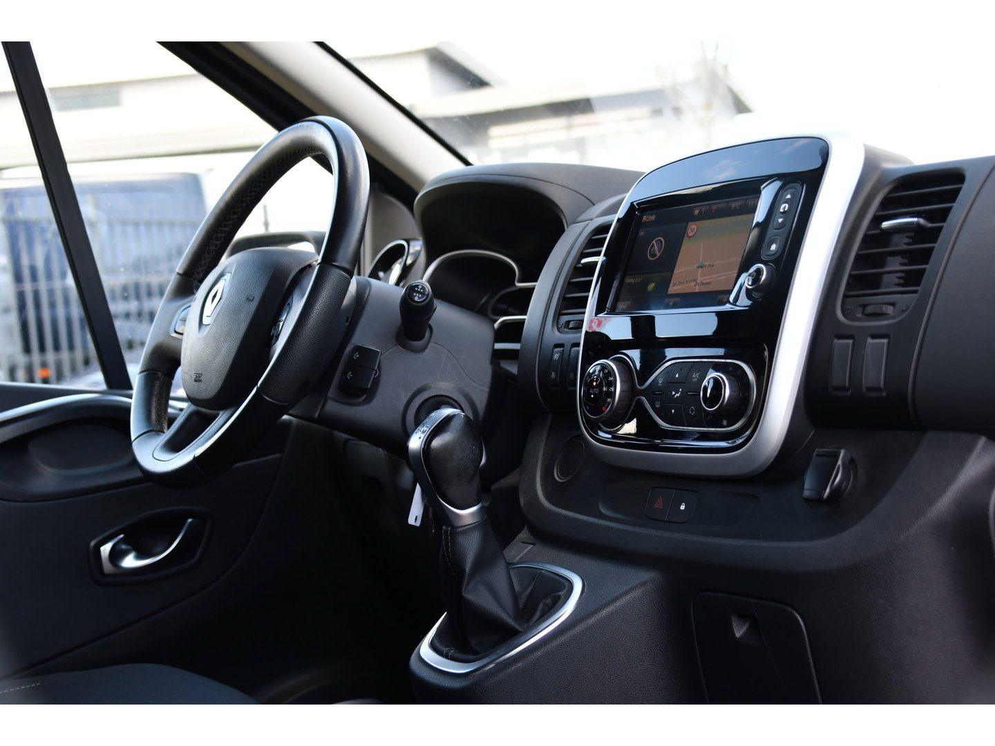 Renault Trafic 2.0 dCi 170 T29 L2H1 DC Luxe Black Edition Camera, Cruise, Carplay, 170pk, Automaat, LED, Multimedia, Clima, NAVI, Uniek!