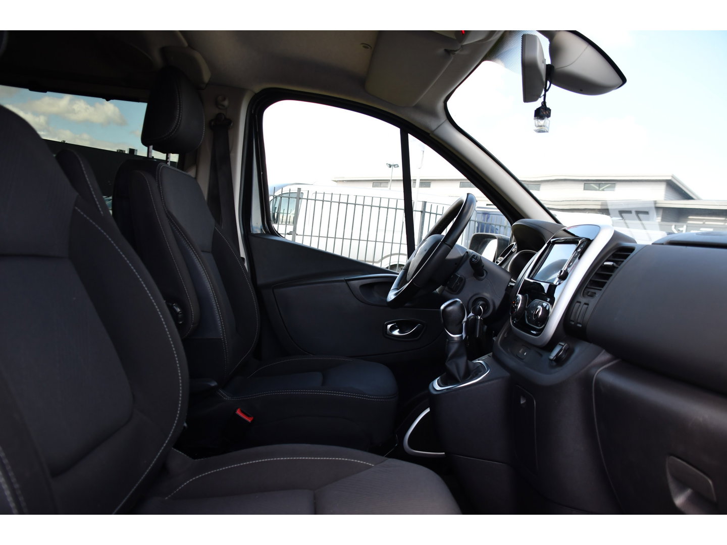 Renault Trafic 2.0 dCi 170 T29 L2H1 DC Luxe Black Edition Camera, Cruise, Carplay, 170pk, Automaat, LED, Multimedia, Clima, NAVI, Uniek!