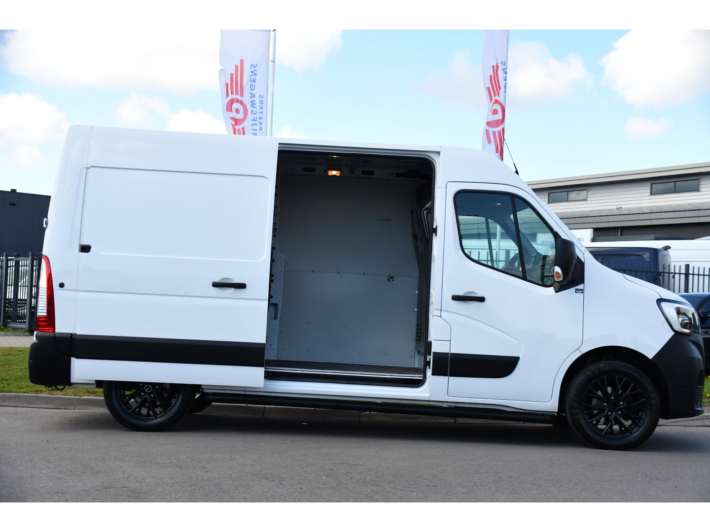 Renault Master T35 2.3 dCi 150 L2H2 PB Edition Camera, Cruise, Carplay, LED, Trekhaak, Automaat, 150pk, Sensoren, NAVI, Uniek!
