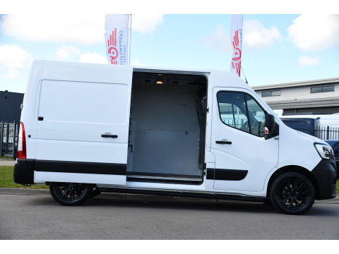 Renault Master T35 2.3 dCi 150 L2H2 PB Edition Camera, Cruise, Carplay, LED, Trekhaak, Automaat, 150pk, Sensoren, NAVI, Uniek!