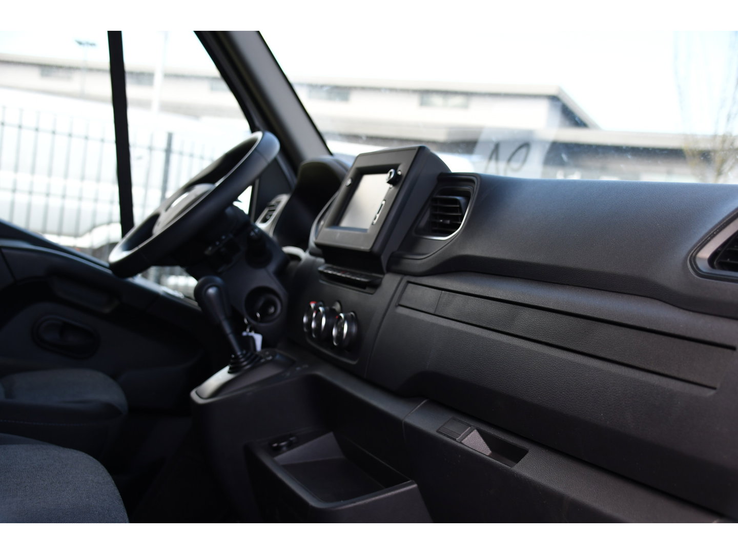 Renault Master T35 2.3 dCi 150 L2H2 PB Edition Camera, Cruise, Carplay, LED, Trekhaak, Automaat, 150pk, Sensoren, NAVI, Uniek!