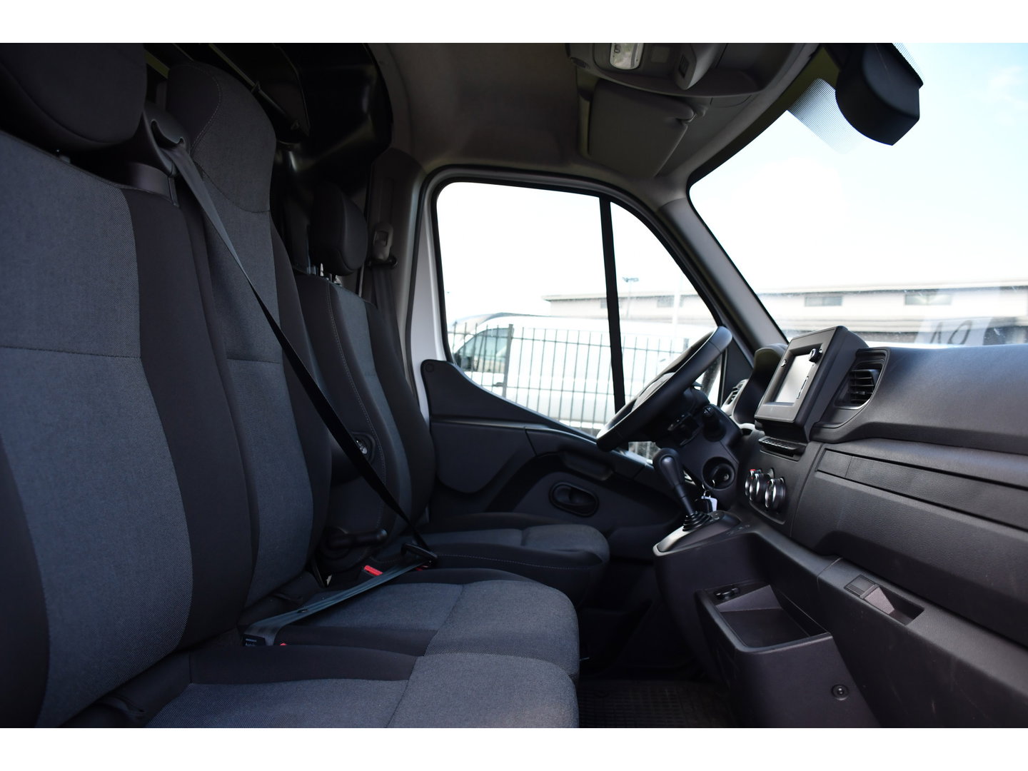 Renault Master T35 2.3 dCi 150 L2H2 PB Edition Camera, Cruise, Carplay, LED, Trekhaak, Automaat, 150pk, Sensoren, NAVI, Uniek!