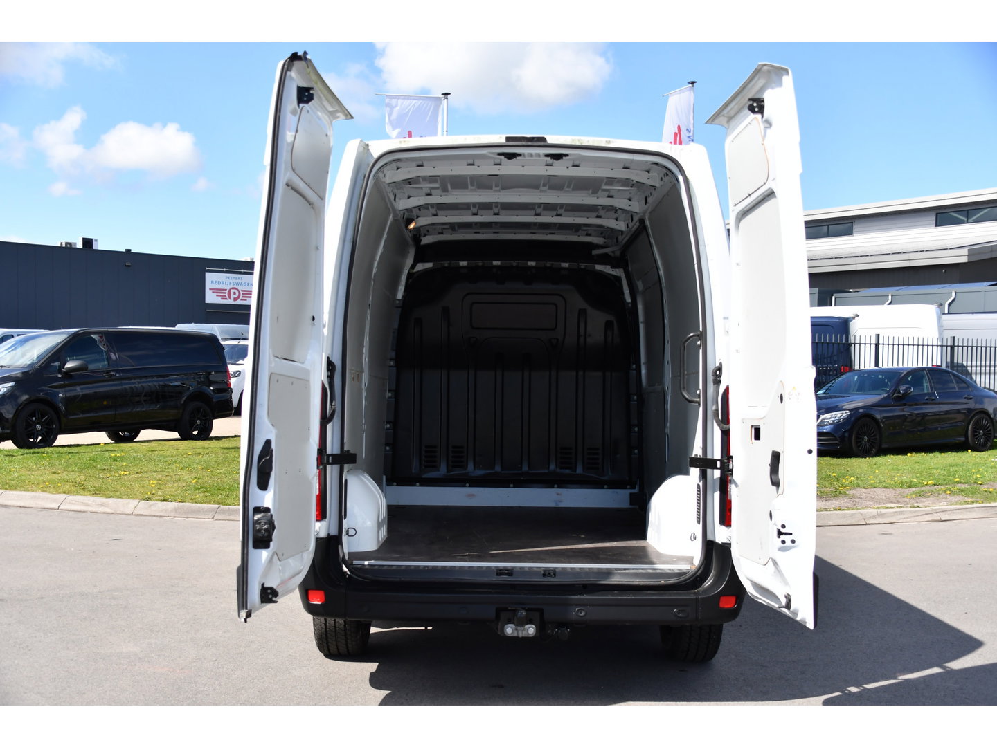 Renault Master T35 2.3 dCi 150 L2H2 PB Edition Camera, Cruise, Carplay, LED, Trekhaak, Automaat, 150pk, Sensoren, NAVI, Uniek!