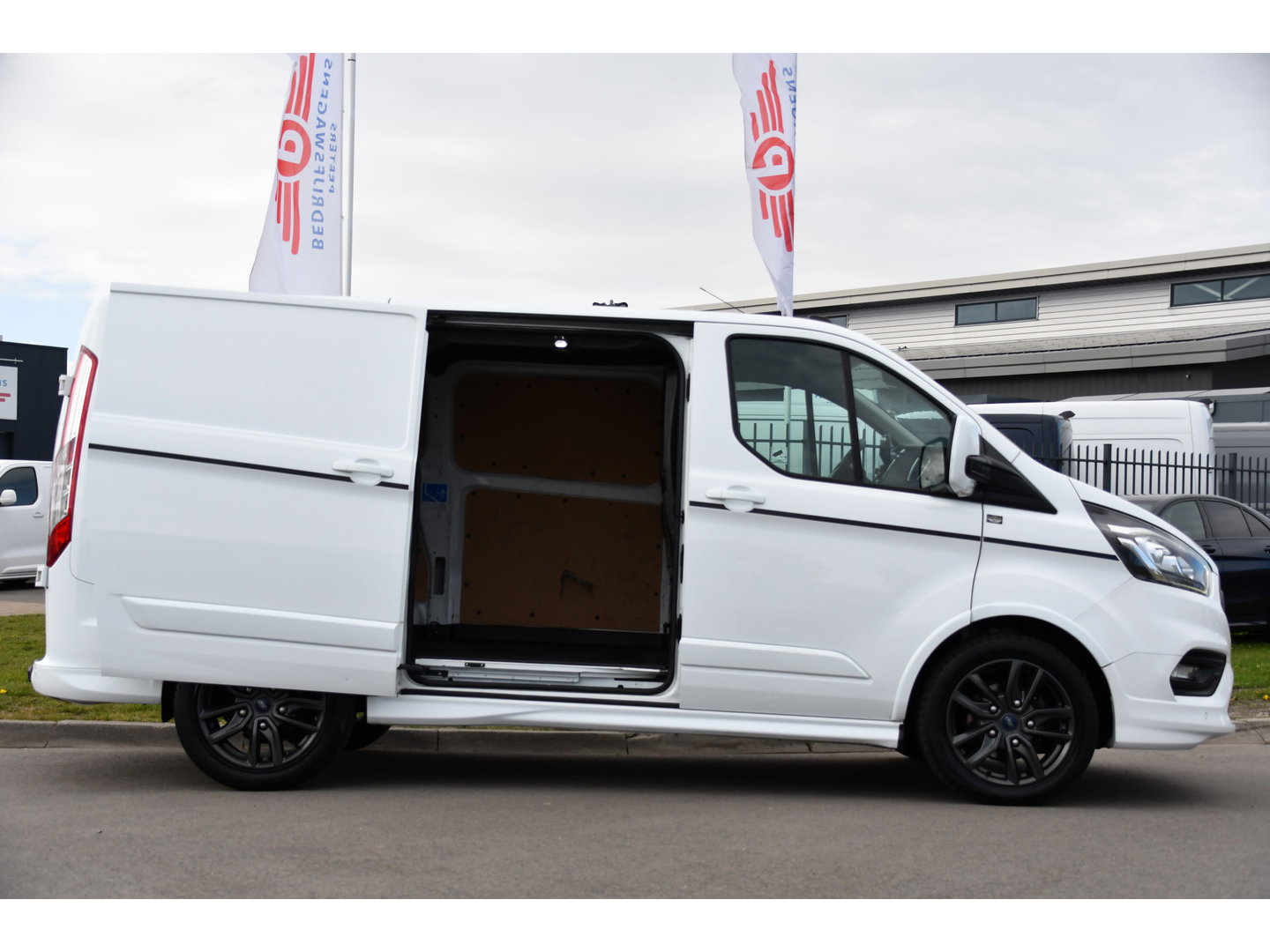 Ford Transit Custom 290 2.0 TDCI L1H1 Sport Camera, Cruise, LED, Leder, Stoelverwarming, 170pk, Automaat, Trekhaak, Voorruit verwarming, Uniek!