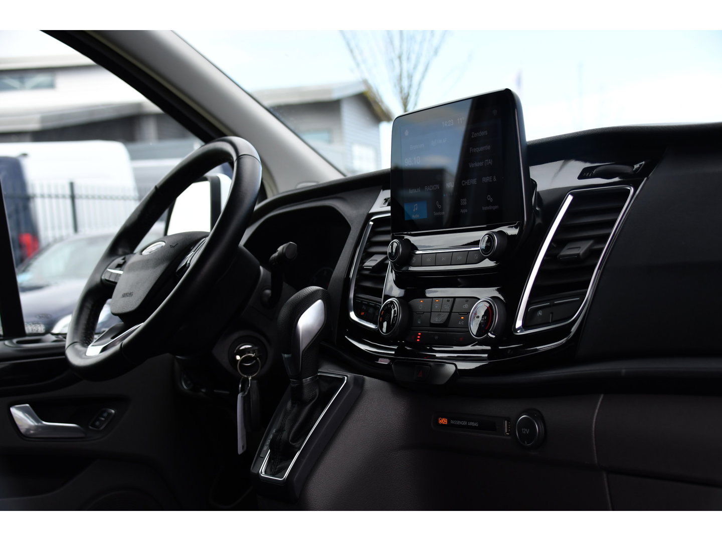 Ford Transit Custom 290 2.0 TDCI L1H1 Sport Camera, Cruise, LED, Leder, Stoelverwarming, 170pk, Automaat, Trekhaak, Voorruit verwarming, Uniek!