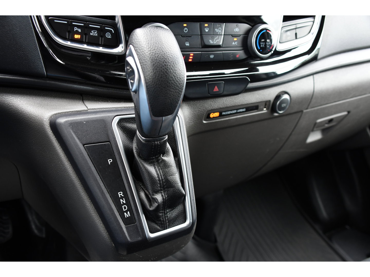 Ford Transit Custom 290 2.0 TDCI L1H1 Sport Camera, Cruise, LED, Leder, Stoelverwarming, 170pk, Automaat, Trekhaak, Voorruit verwarming, Uniek!