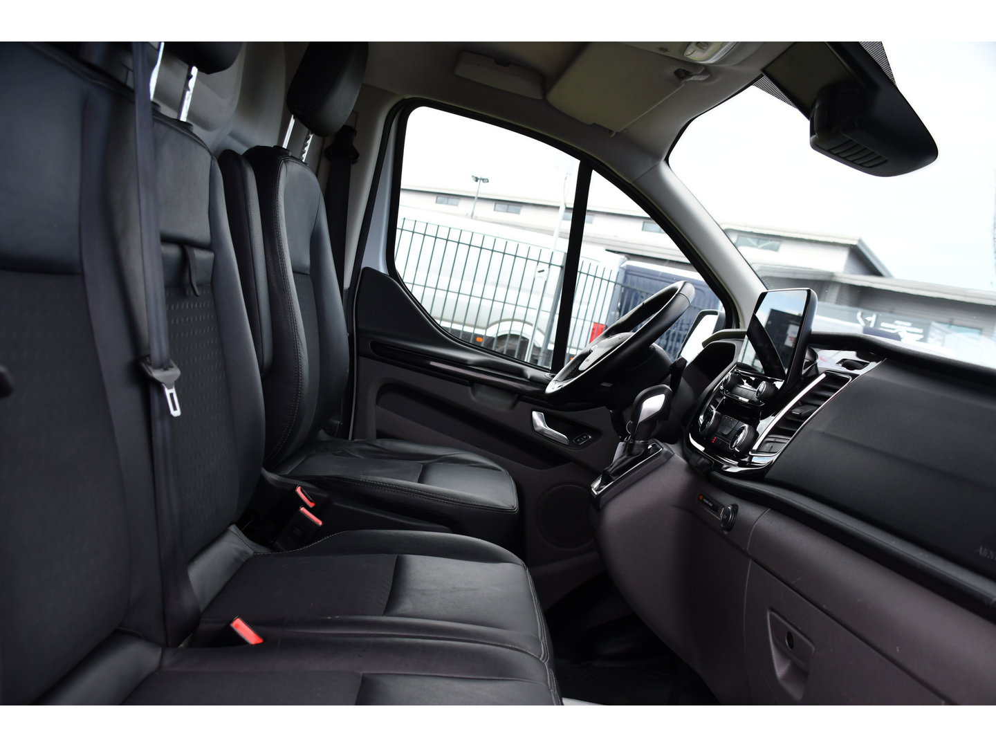 Ford Transit Custom 290 2.0 TDCI L1H1 Sport Camera, Cruise, LED, Leder, Stoelverwarming, 170pk, Automaat, Trekhaak, Voorruit verwarming, Uniek!