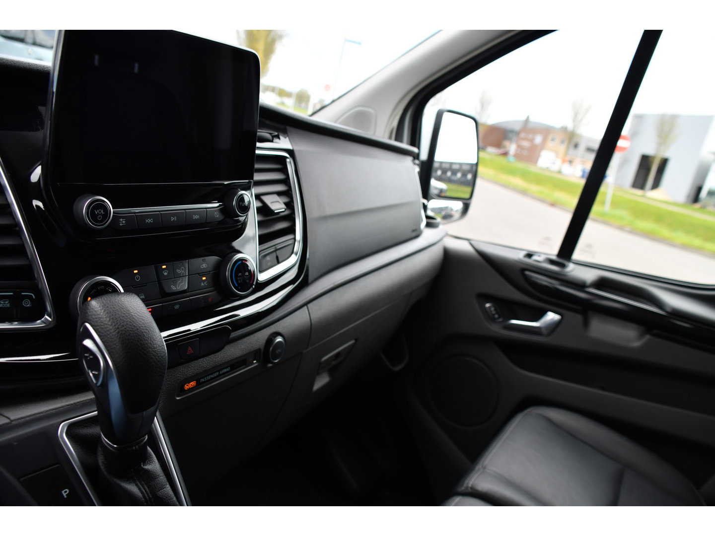 Ford Transit Custom 290 2.0 TDCI L1H1 Sport Camera, Cruise, LED, Leder, Stoelverwarming, 170pk, Automaat, Trekhaak, Voorruit verwarming, Uniek!