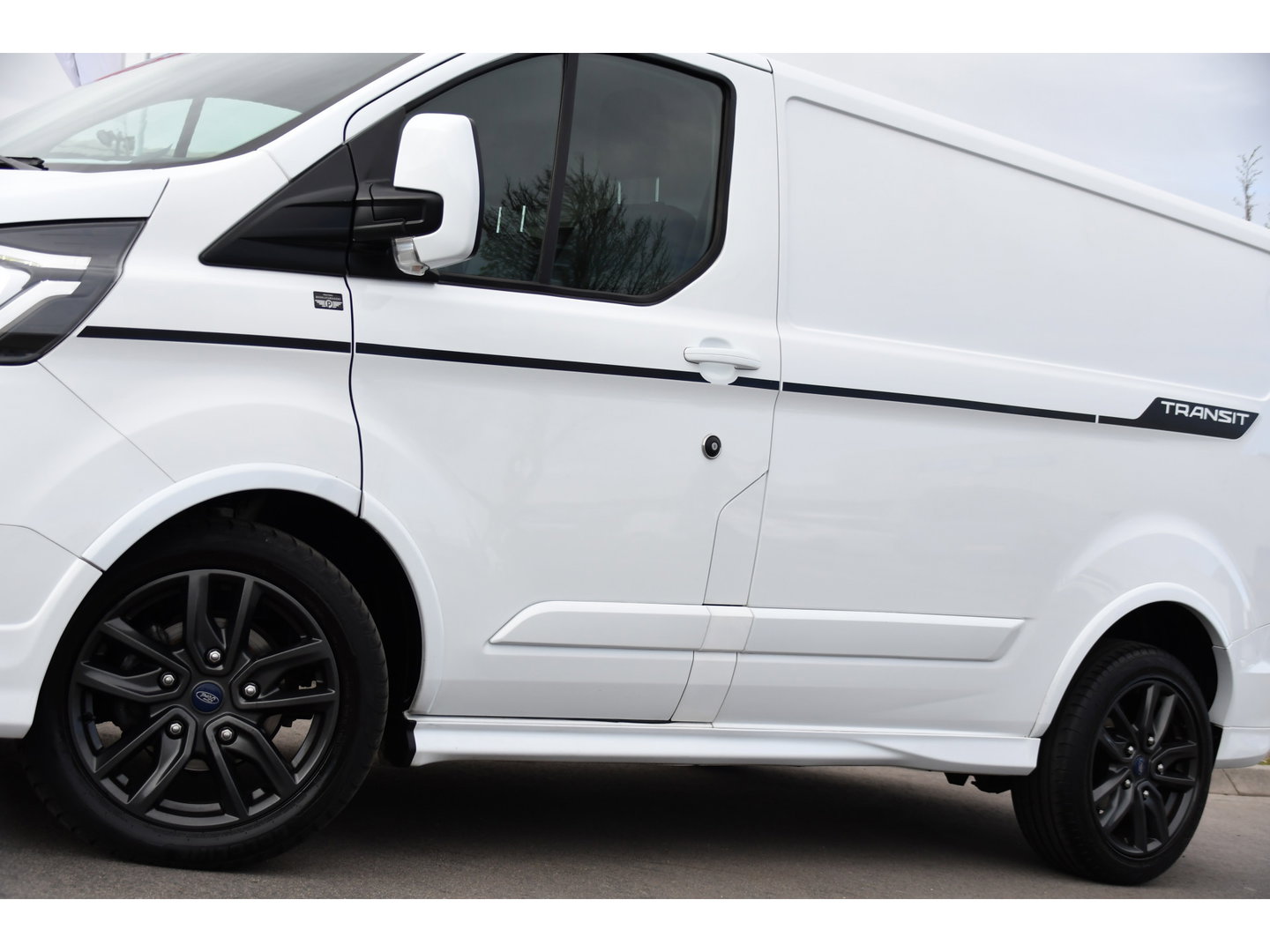 Ford Transit Custom 290 2.0 TDCI L1H1 Sport Camera, Cruise, LED, Leder, Stoelverwarming, 170pk, Automaat, Trekhaak, Voorruit verwarming, Uniek!
