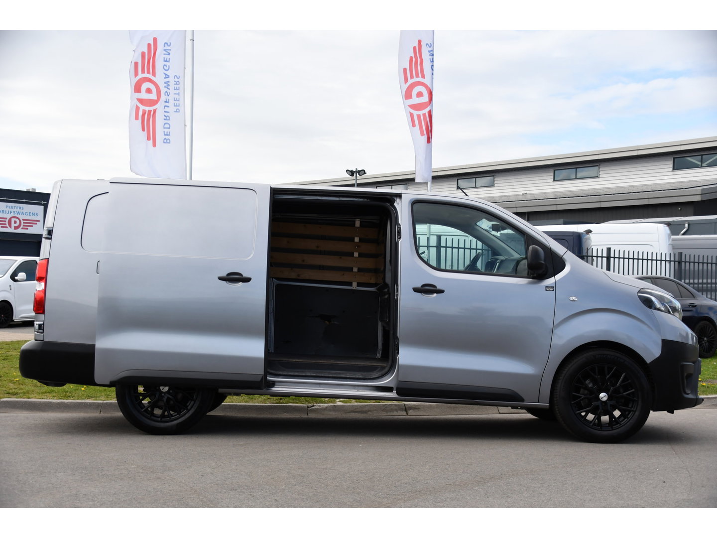 Toyota ProAce Worker 2.0 L3 D-4D PB Edition Cruise, Sensoren, Carplay, Trekhaak, 122pk, Airco, Multimedia, Leder, Uniek!