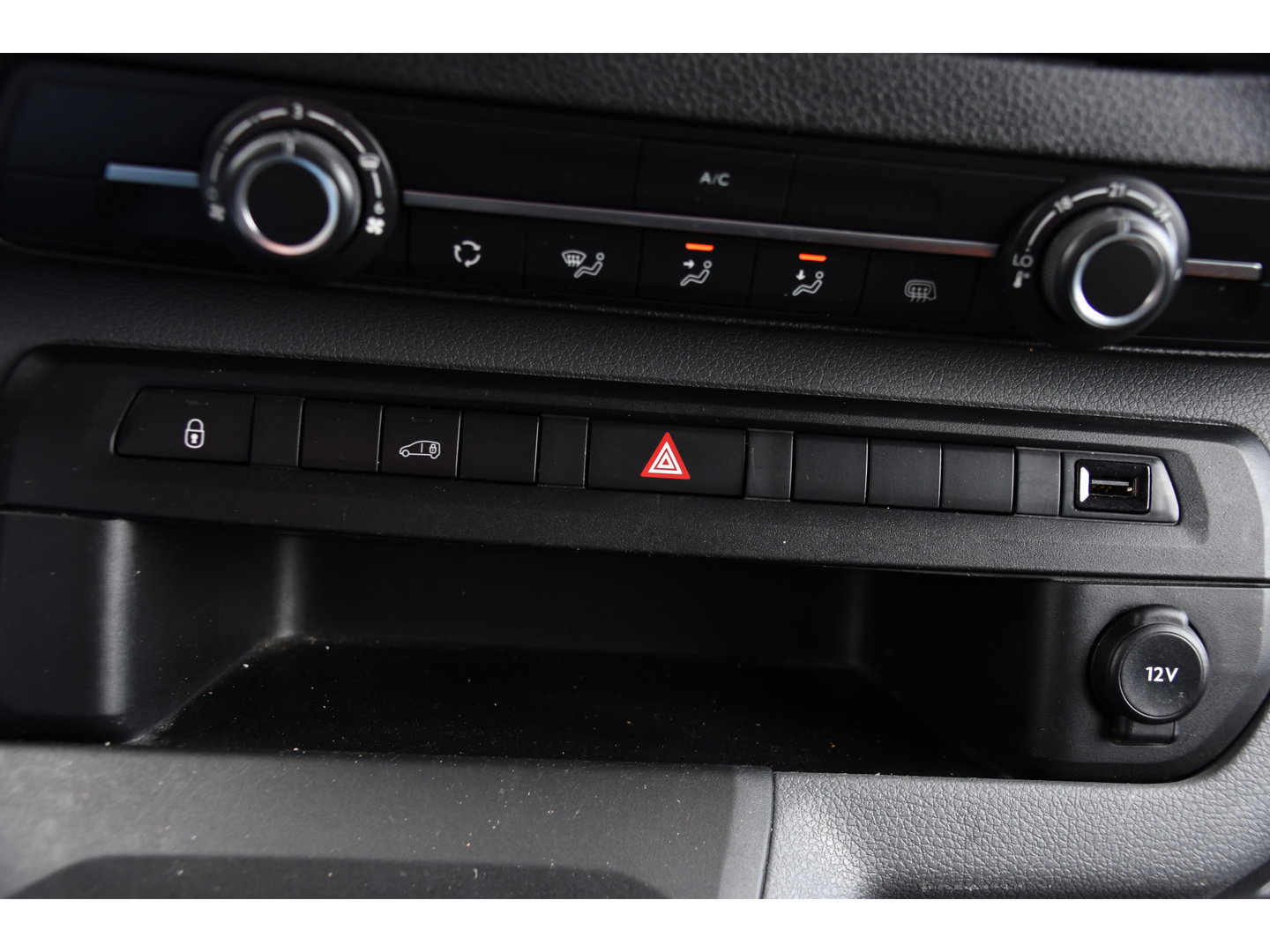 Toyota ProAce Worker 2.0 L3 D-4D PB Edition Cruise, Sensoren, Carplay, Trekhaak, 122pk, Airco, Multimedia, Leder, Uniek!