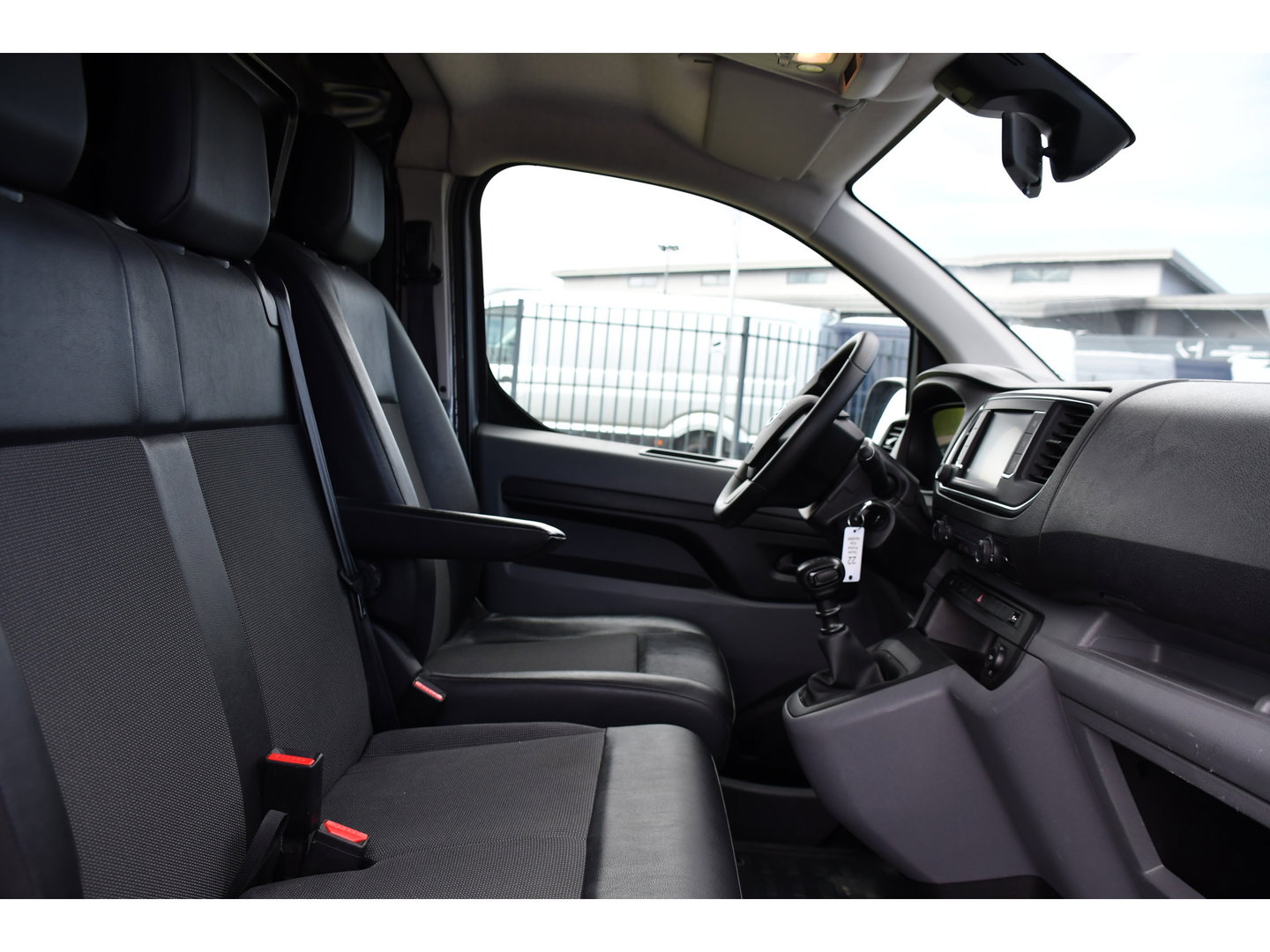 Toyota ProAce Worker 2.0 L3 D-4D PB Edition Cruise, Sensoren, Carplay, Trekhaak, 122pk, Airco, Multimedia, Leder, Uniek!