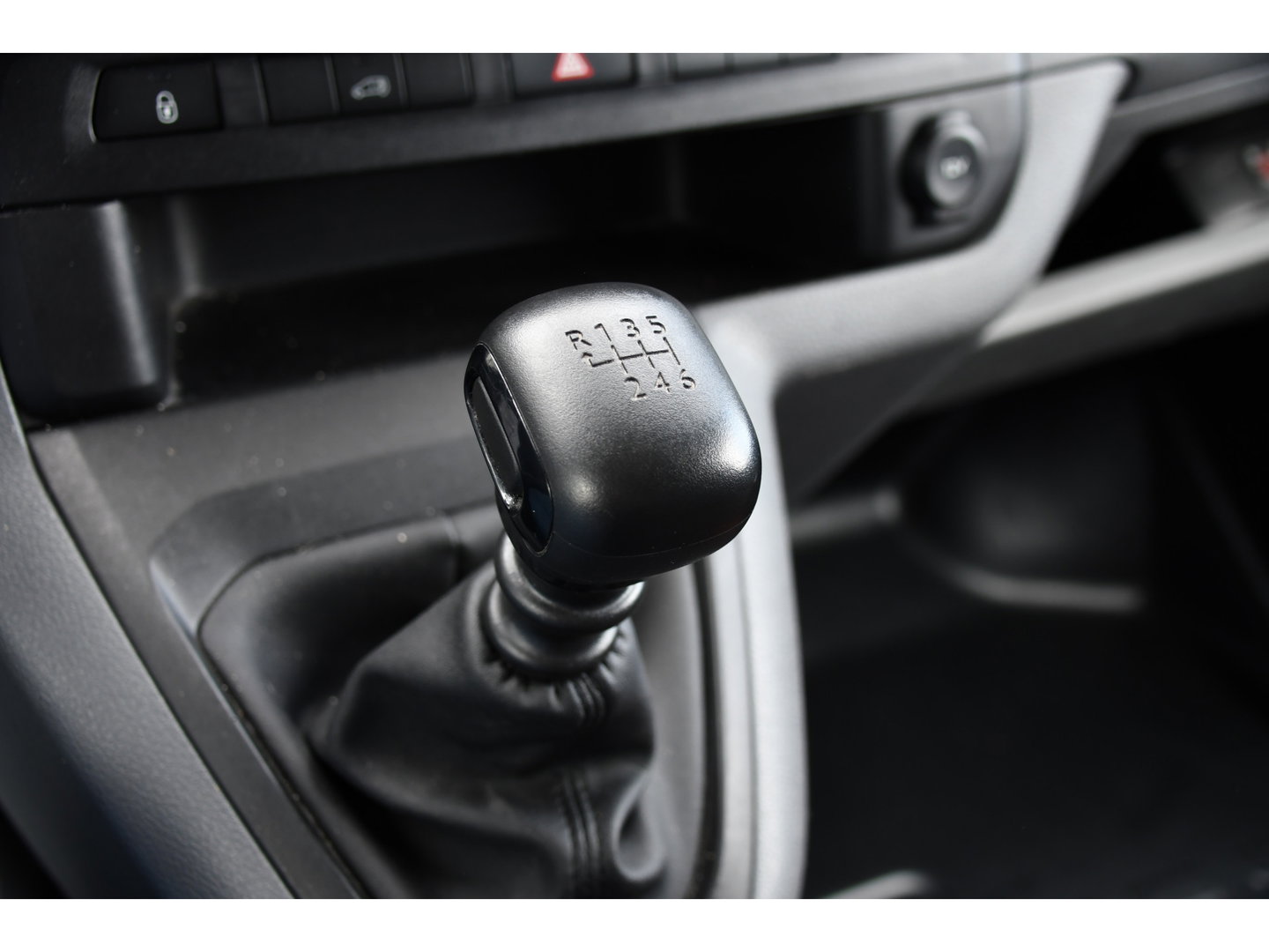 Toyota ProAce Worker 2.0 L3 D-4D PB Edition Cruise, Sensoren, Carplay, Trekhaak, 122pk, Airco, Multimedia, Leder, Uniek!