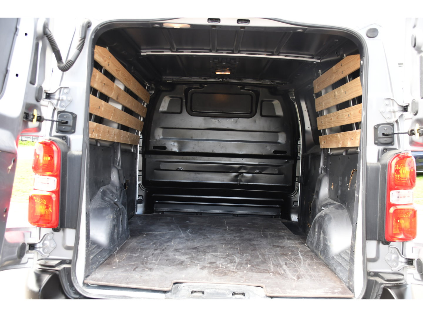 Toyota ProAce Worker 2.0 L3 D-4D PB Edition Cruise, Sensoren, Carplay, Trekhaak, 122pk, Airco, Multimedia, Leder, Uniek!