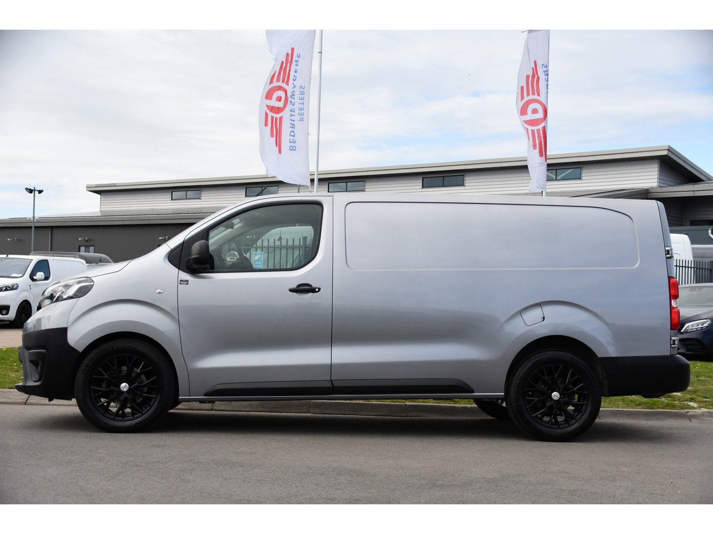 Toyota ProAce Worker 2.0 L3 D-4D PB Edition Cruise, Sensoren, Carplay, Trekhaak, 122pk, Airco, Multimedia, Leder, Uniek!