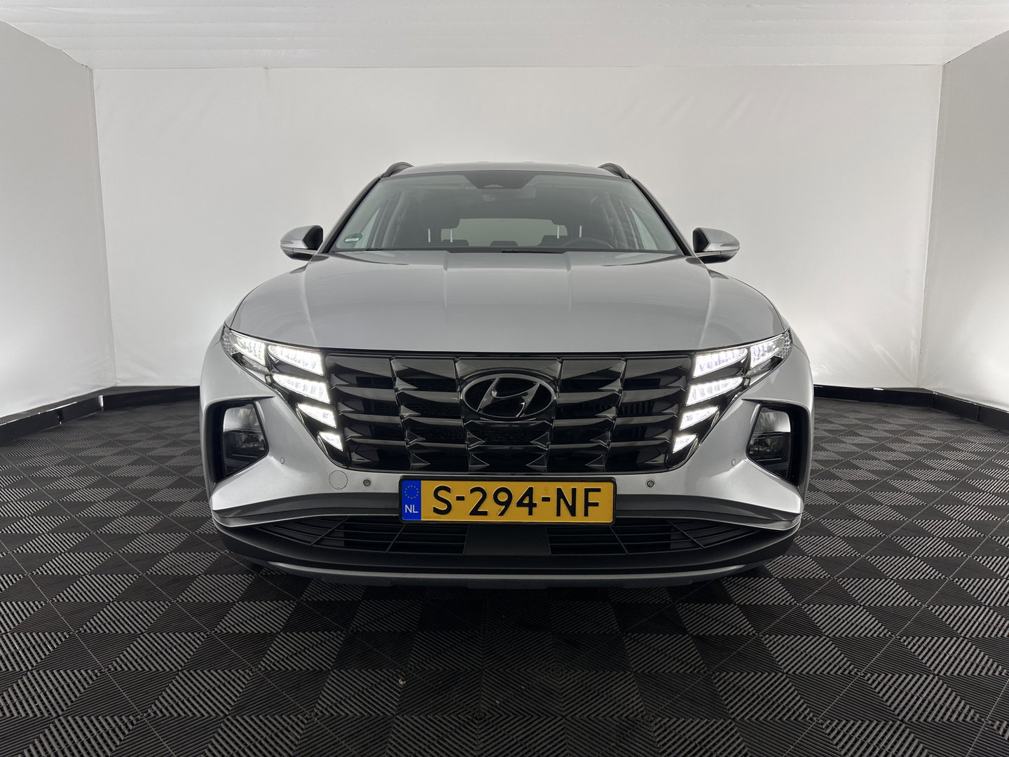 Hyundai Tucson 1.6 T-GDI HEV Comfort Smart (INCL.BTW) *FULL-LED | ADAPTIVE-CRUISE | HEATED-COMFORTSEATS | KEYLESS | CAMERA | DIGI-COCKPIT | PRIVACY-GLASS | SHIFT-PADDLES | ECC | PDC | 17''ALU*