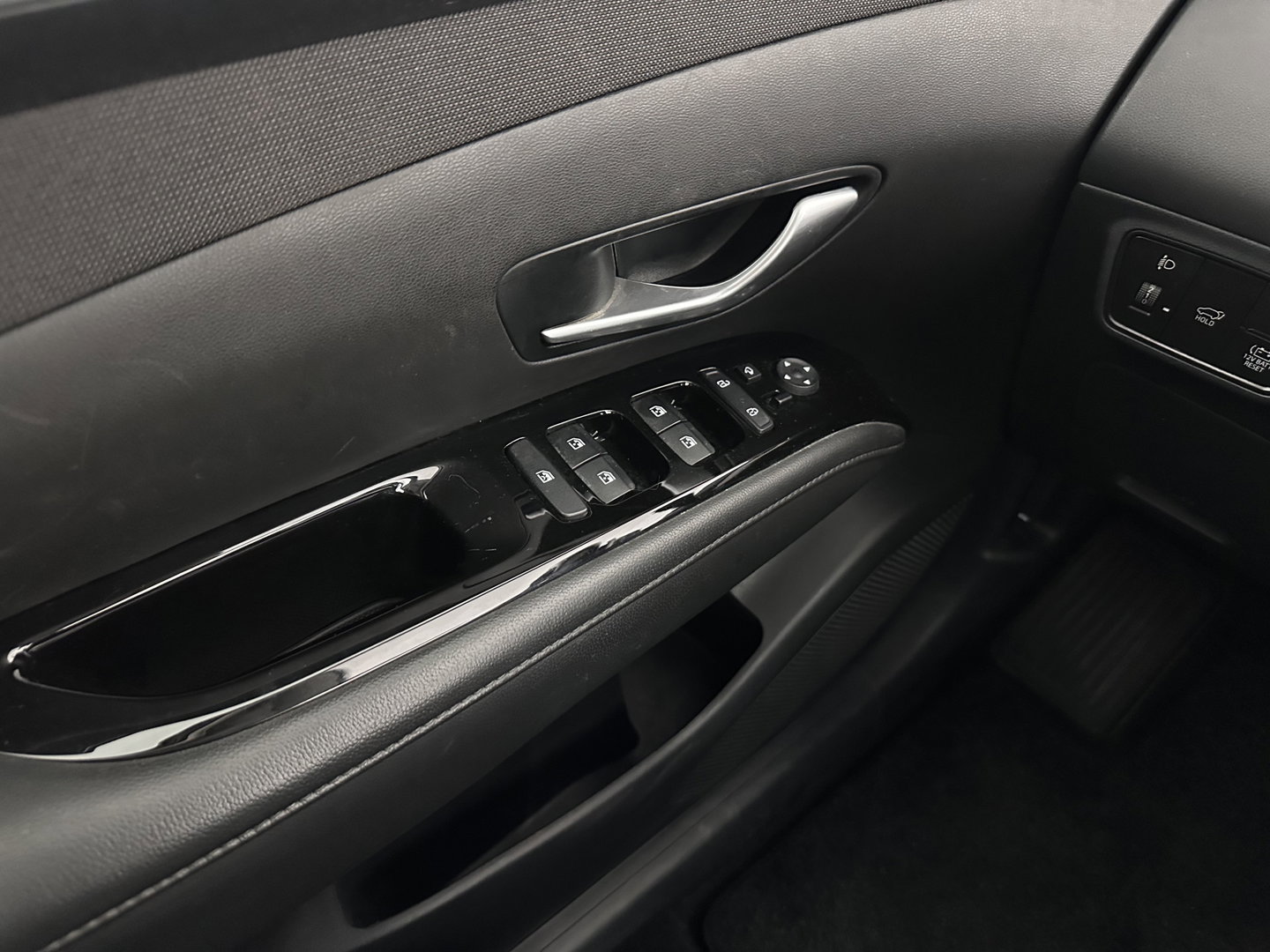 Hyundai Tucson 1.6 T-GDI HEV Comfort Smart (INCL.BTW) *FULL-LED | ADAPTIVE-CRUISE | HEATED-COMFORTSEATS | KEYLESS | CAMERA | DIGI-COCKPIT | PRIVACY-GLASS | SHIFT-PADDLES | ECC | PDC | 17''ALU*