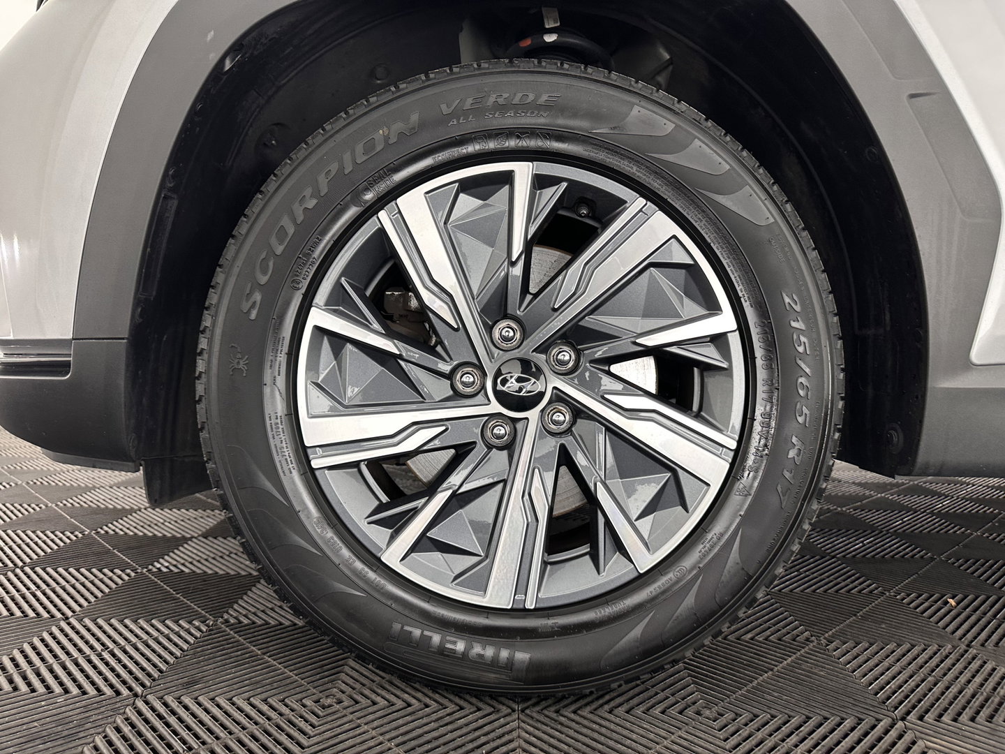 Hyundai Tucson 1.6 T-GDI HEV Comfort Smart (INCL.BTW) *FULL-LED | ADAPTIVE-CRUISE | HEATED-COMFORTSEATS | KEYLESS | CAMERA | DIGI-COCKPIT | PRIVACY-GLASS | SHIFT-PADDLES | ECC | PDC | 17''ALU*