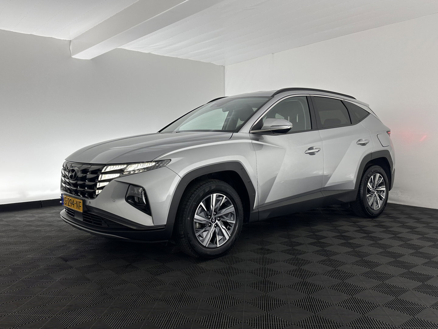 Hyundai Tucson 1.6 T-GDI HEV Comfort Smart (INCL.BTW) *FULL-LED | ADAPTIVE-CRUISE | HEATED-COMFORTSEATS | KEYLESS | CAMERA | DIGI-COCKPIT | PRIVACY-GLASS | SHIFT-PADDLES | ECC | PDC | 17''ALU*