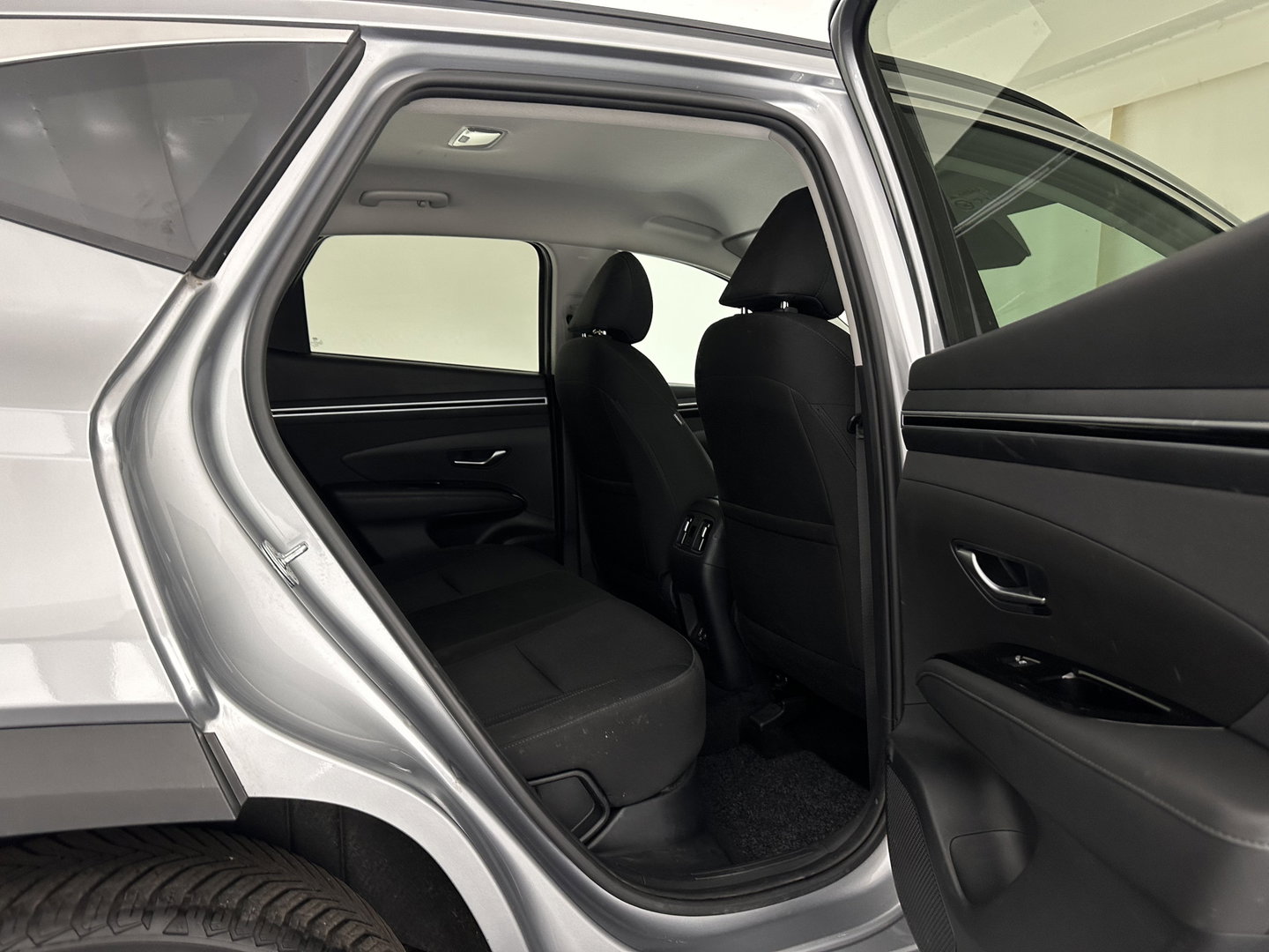 Hyundai Tucson 1.6 T-GDI HEV Comfort Smart (INCL.BTW) *FULL-LED | ADAPTIVE-CRUISE | HEATED-COMFORTSEATS | KEYLESS | CAMERA | DIGI-COCKPIT | PRIVACY-GLASS | SHIFT-PADDLES | ECC | PDC | 17''ALU*