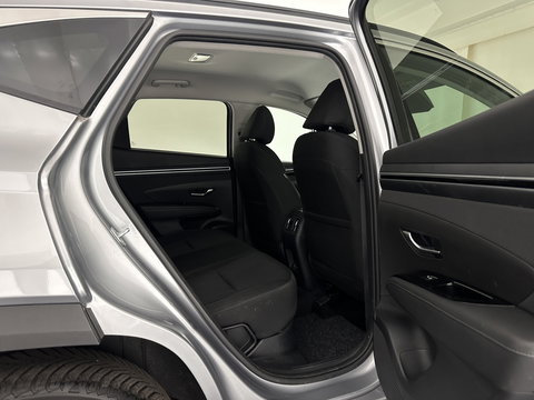 Hyundai Tucson 1.6 T-GDI HEV Comfort Smart (INCL.BTW) *FULL-LED | ADAPTIVE-CRUISE | HEATED-COMFORTSEATS | KEYLESS | CAMERA | DIGI-COCKPIT | PRIVACY-GLASS | SHIFT-PADDLES | ECC | PDC | 17''ALU*