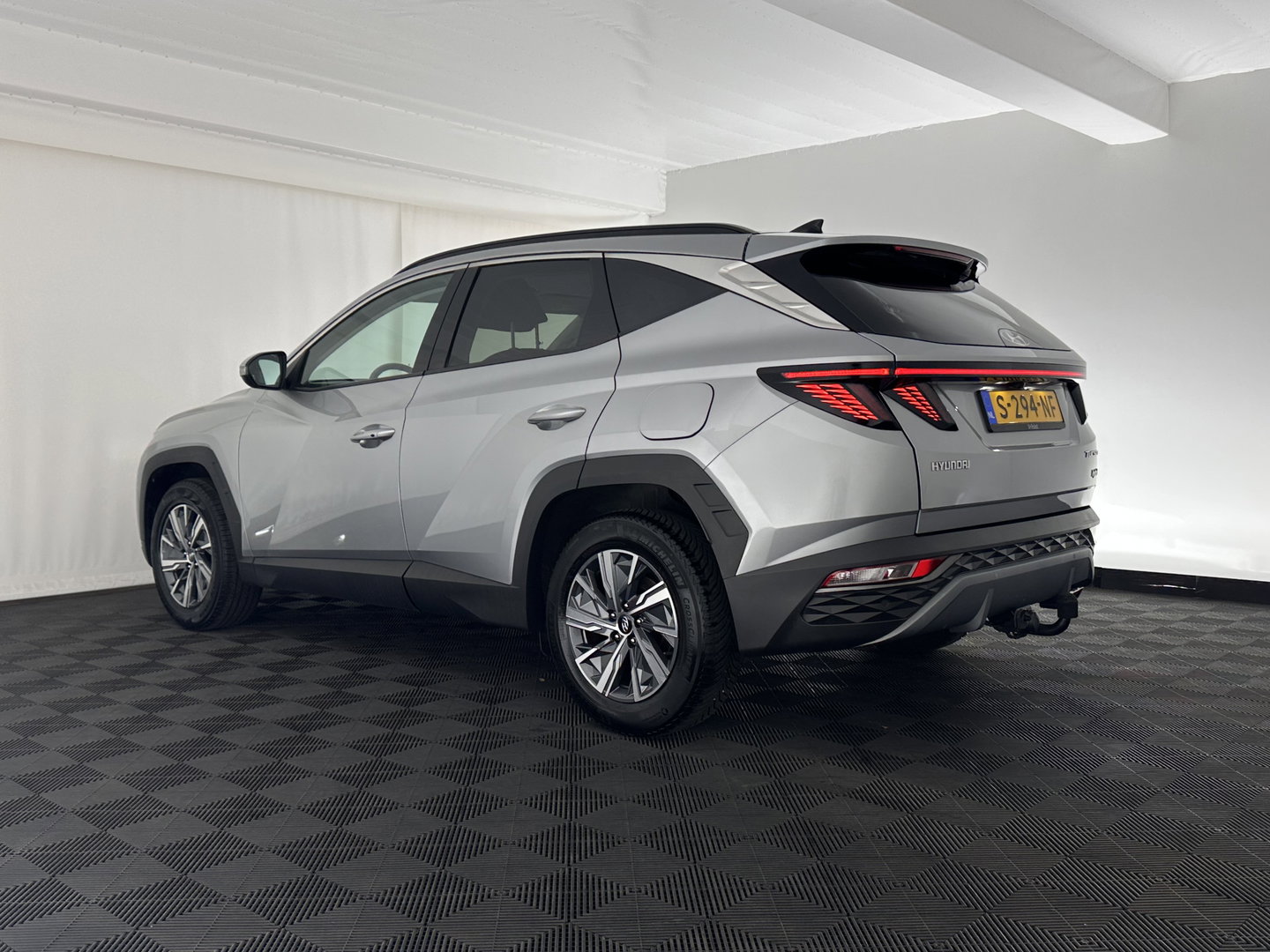 Hyundai Tucson 1.6 T-GDI HEV Comfort Smart (INCL.BTW) *FULL-LED | ADAPTIVE-CRUISE | HEATED-COMFORTSEATS | KEYLESS | CAMERA | DIGI-COCKPIT | PRIVACY-GLASS | SHIFT-PADDLES | ECC | PDC | 17''ALU*