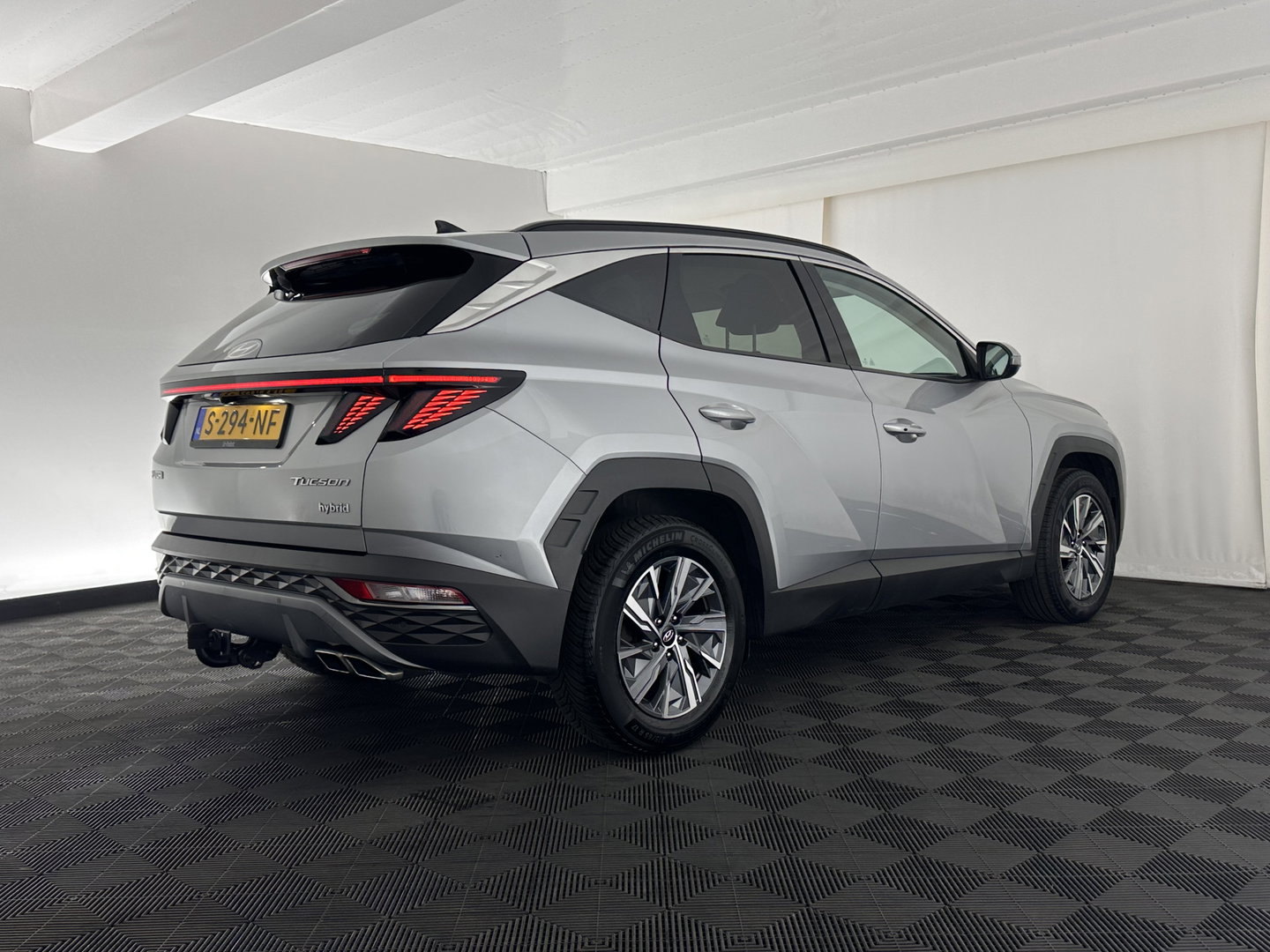 Hyundai Tucson 1.6 T-GDI HEV Comfort Smart (INCL.BTW) *FULL-LED | ADAPTIVE-CRUISE | HEATED-COMFORTSEATS | KEYLESS | CAMERA | DIGI-COCKPIT | PRIVACY-GLASS | SHIFT-PADDLES | ECC | PDC | 17''ALU*