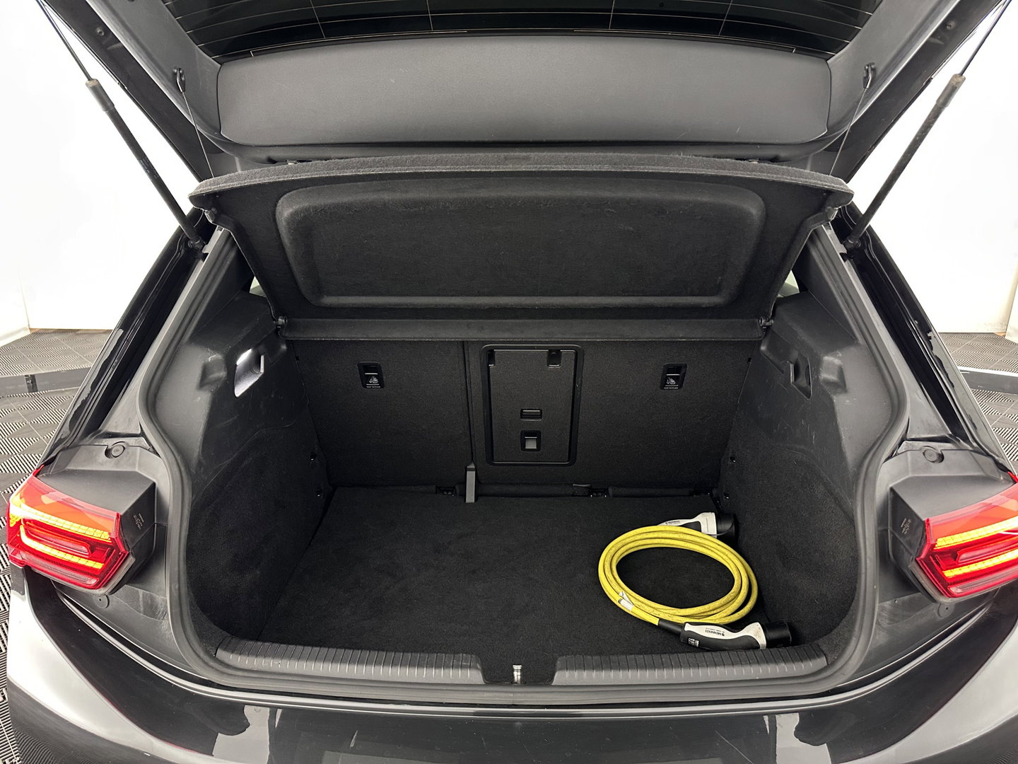 Volkswagen ID.3 First Plus 58 kWh [ 3-Fase ] {SOH-91%} (INCL-BTW) *ADAPTIVE-CRUISE | MATRIX-LED | CAMERA | KEYLESS | MICROFIBRE | AMBIENTLIGHT | NAVI-FULLMAP | DAB+ | ECC | HEATED-SPORTSEATS | DIGI-COCKPIT | 19''ALU*