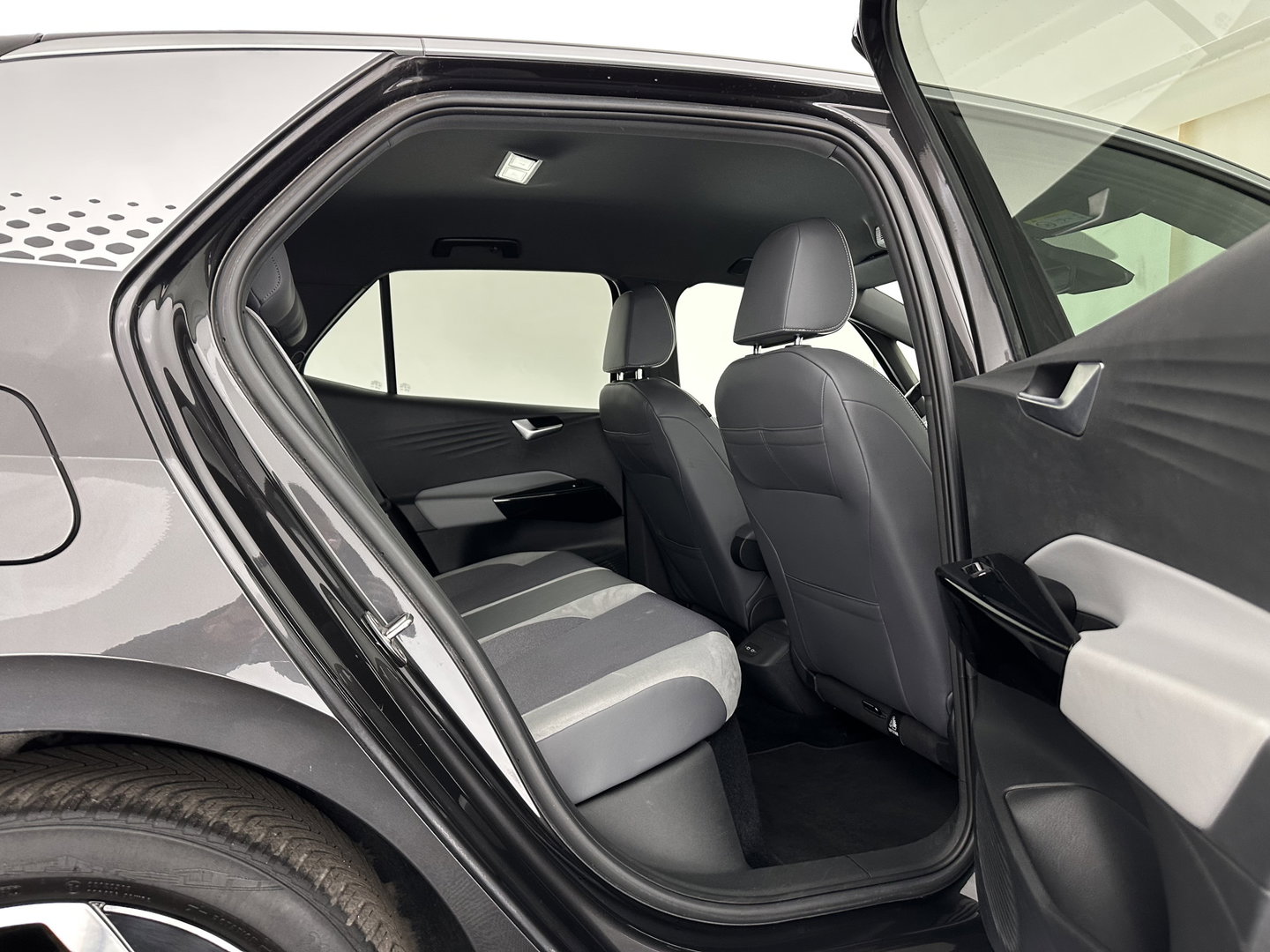 Volkswagen ID.3 First Plus 58 kWh [ 3-Fase ] {SOH-91%} (INCL-BTW) *ADAPTIVE-CRUISE | MATRIX-LED | CAMERA | KEYLESS | MICROFIBRE | AMBIENTLIGHT | NAVI-FULLMAP | DAB+ | ECC | HEATED-SPORTSEATS | DIGI-COCKPIT | 19''ALU*